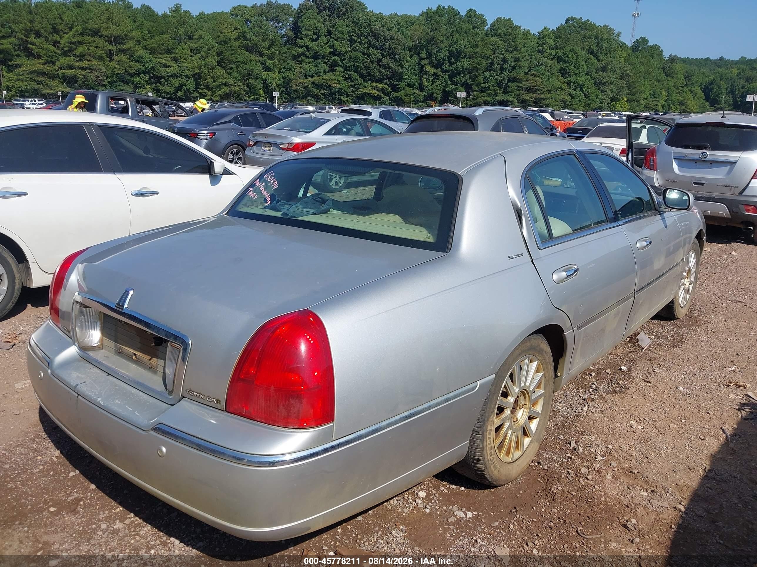 2004 Lincoln Town Car Signature Silver vin: 1LNHM81W44Y650574
