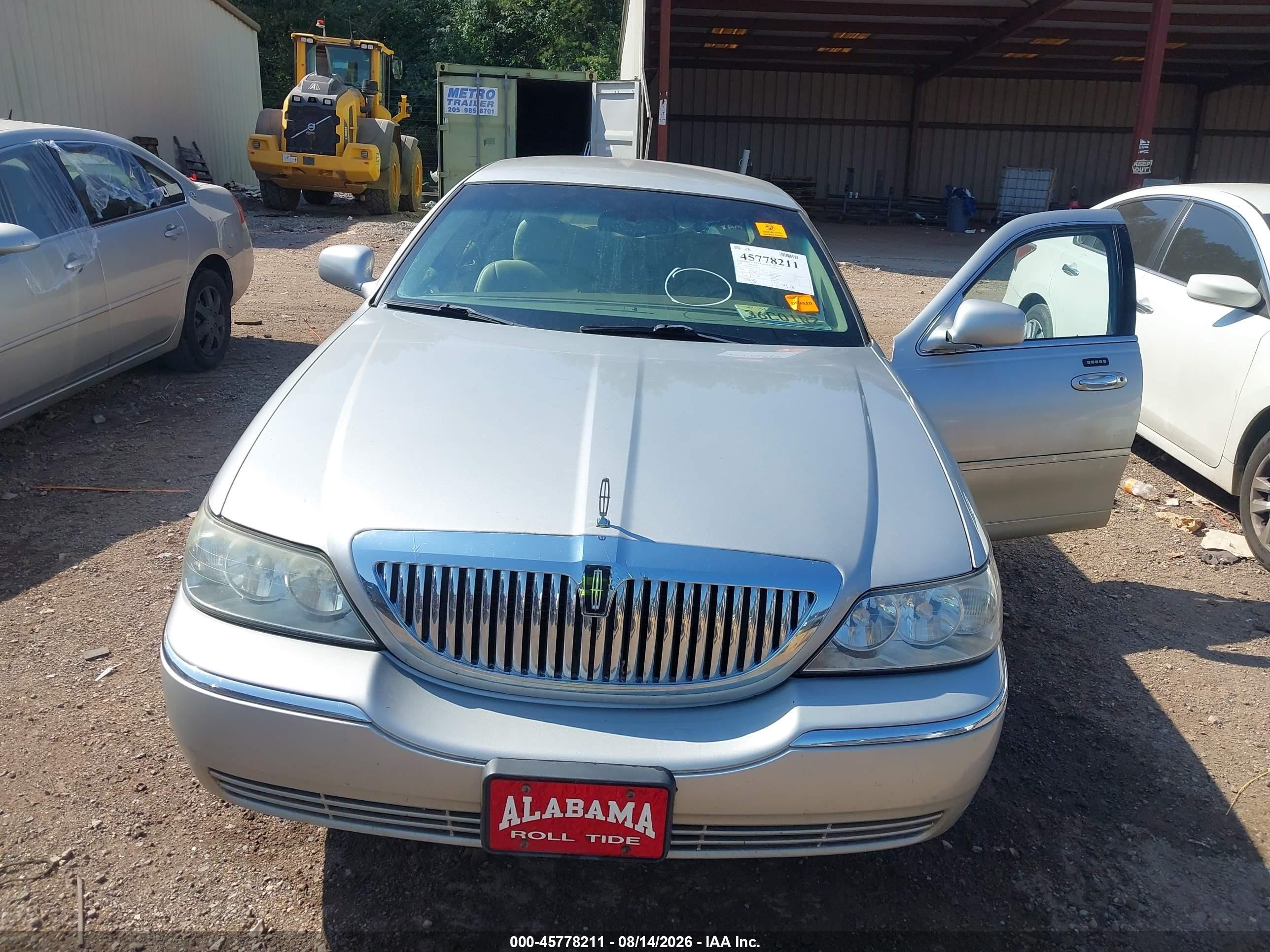 2004 Lincoln Town Car Signature Silver vin: 1LNHM81W44Y650574