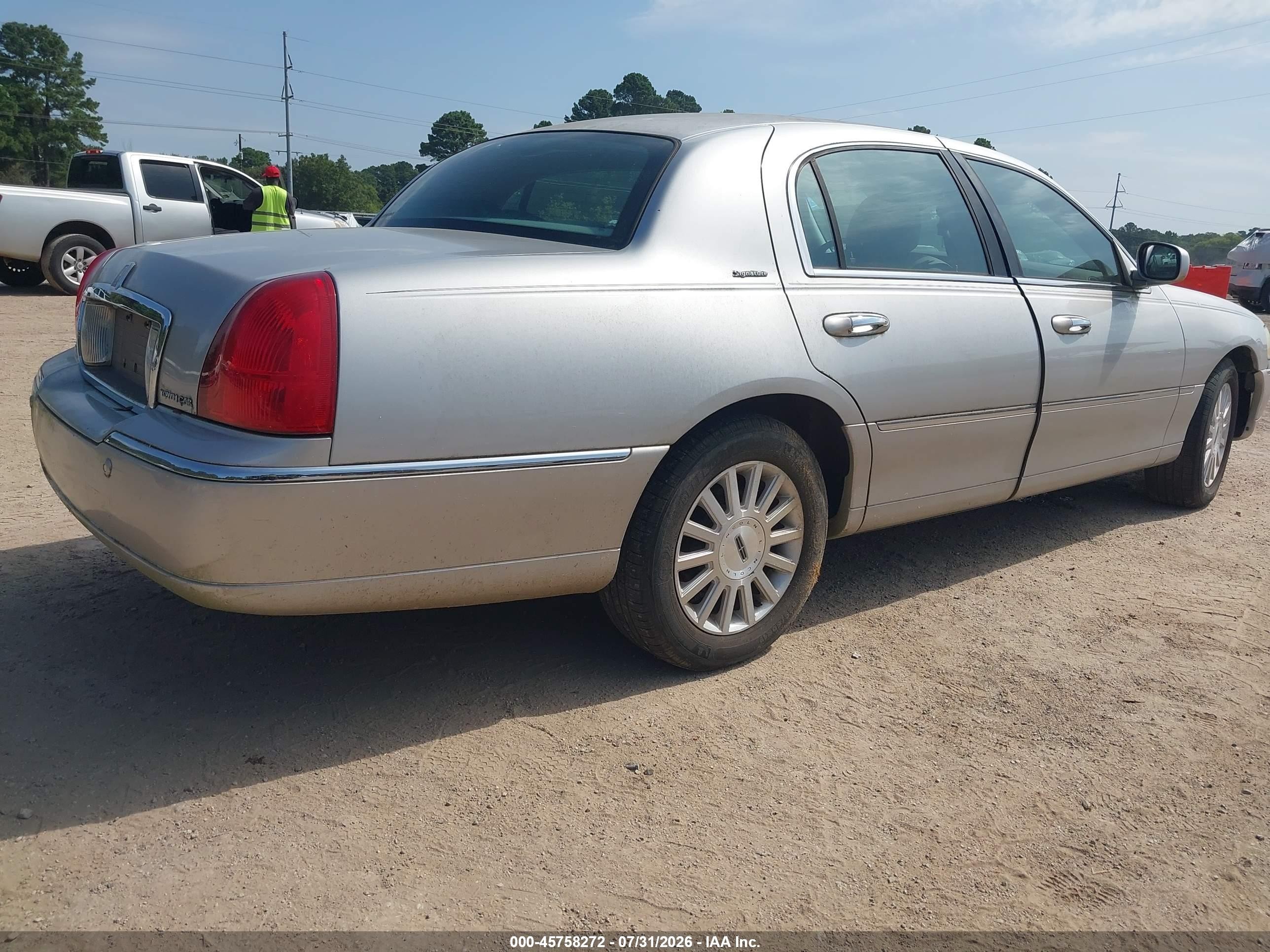 2004 Lincoln Town Car Signature Gray vin: 1LNHM81W44Y658254