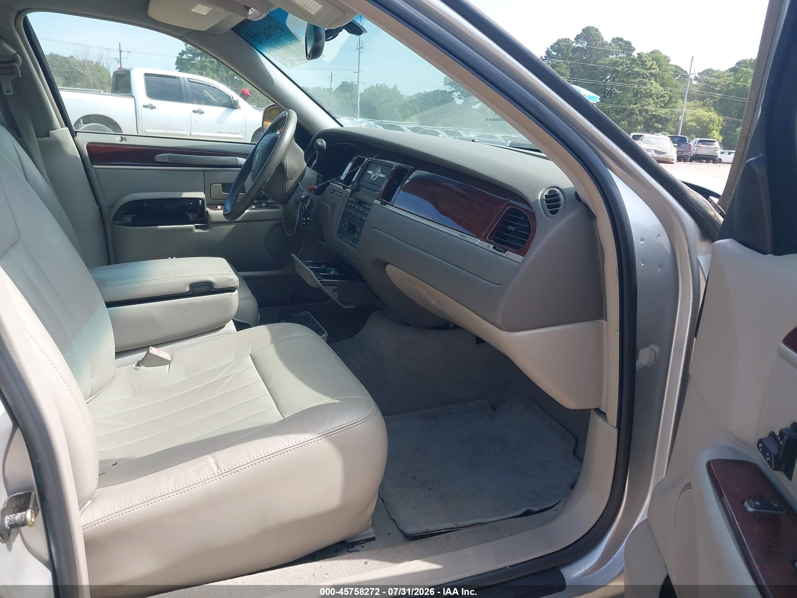 2004 Lincoln Town Car Signature Gray vin: 1LNHM81W44Y658254