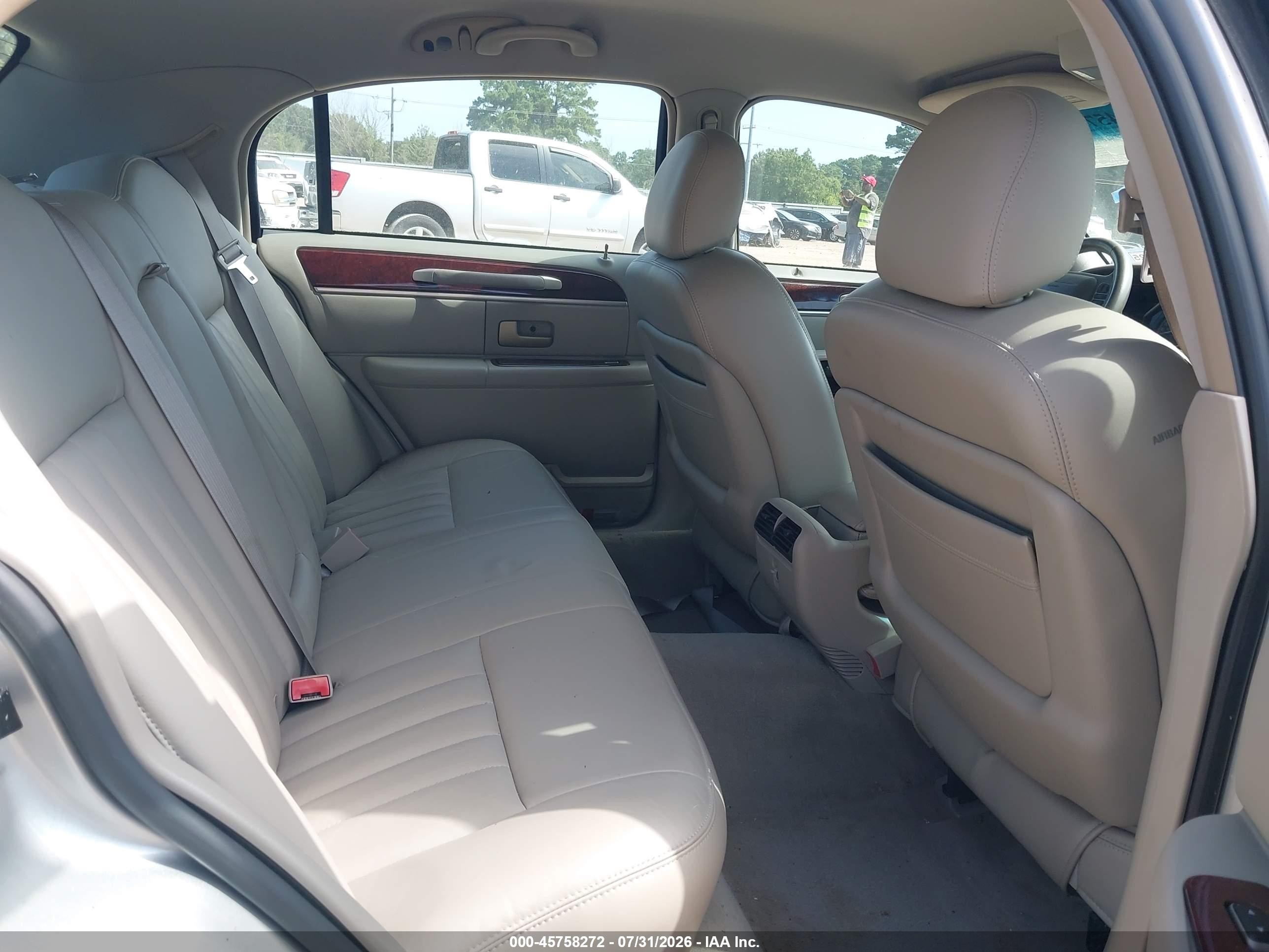 2004 Lincoln Town Car Signature Gray vin: 1LNHM81W44Y658254
