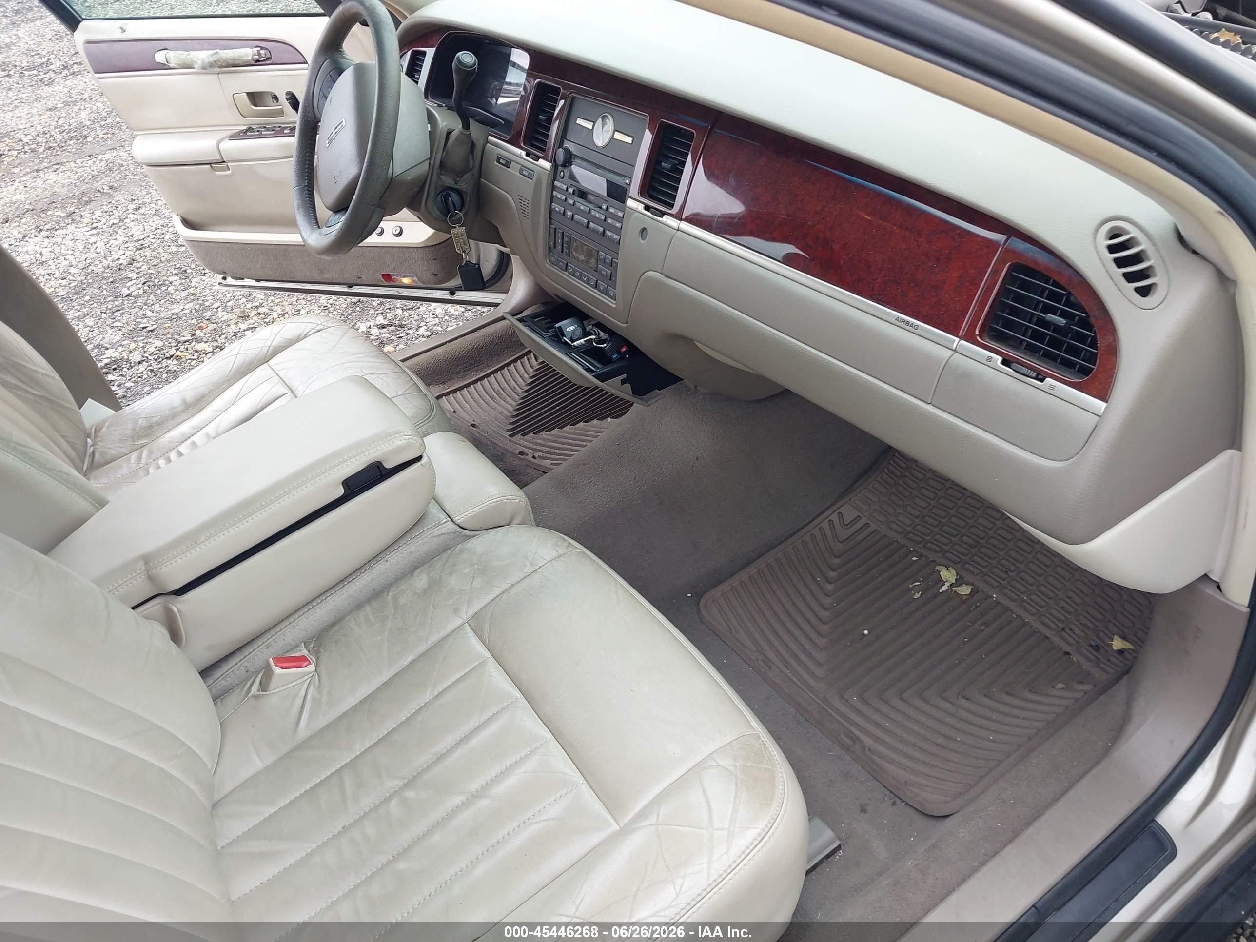 2005 Lincoln Town Car Signature Золотой vin: 1LNHM81W45Y604146