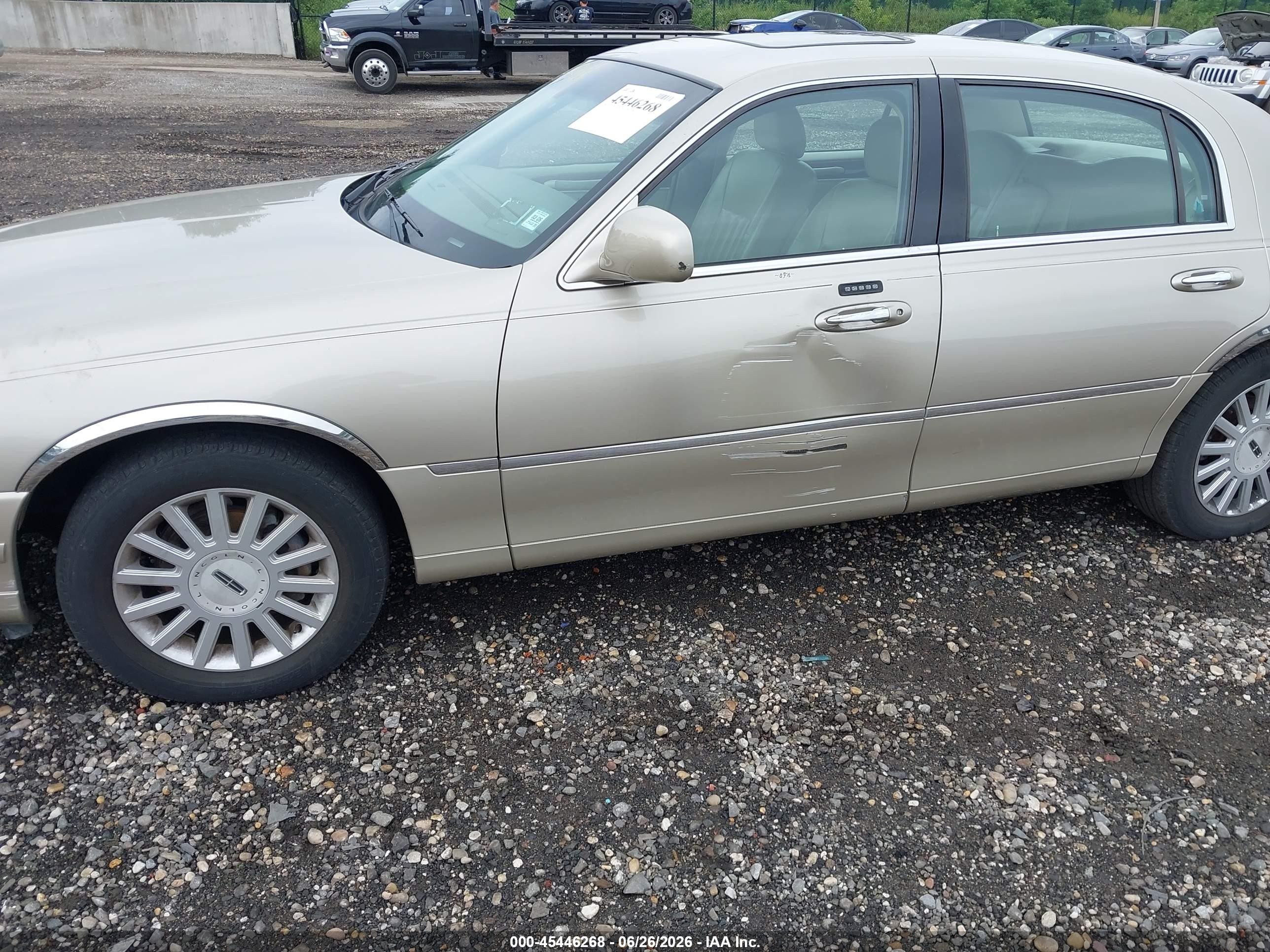 2005 Lincoln Town Car Signature Золотой vin: 1LNHM81W45Y604146