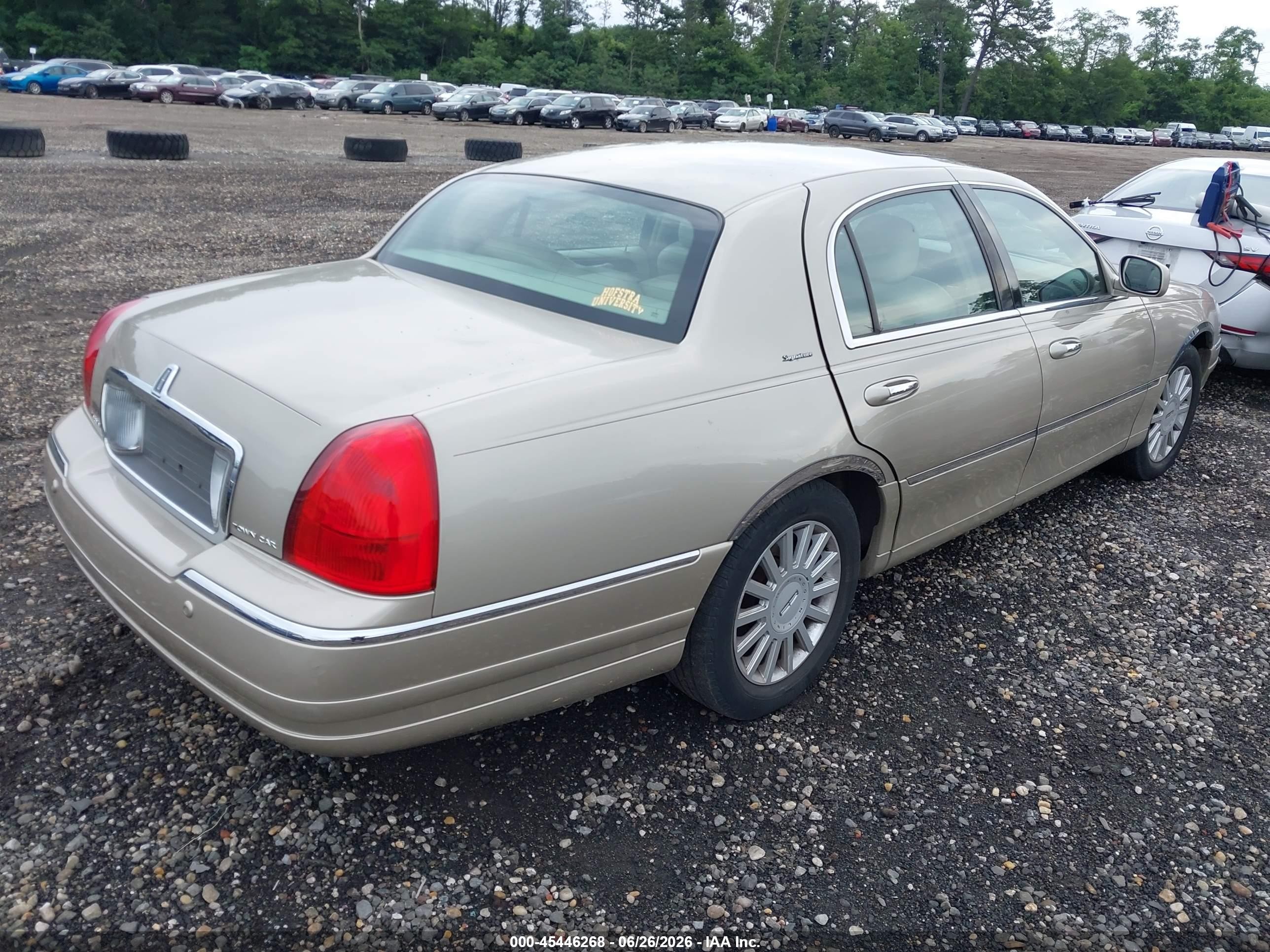 2005 Lincoln Town Car Signature Золотой vin: 1LNHM81W45Y604146