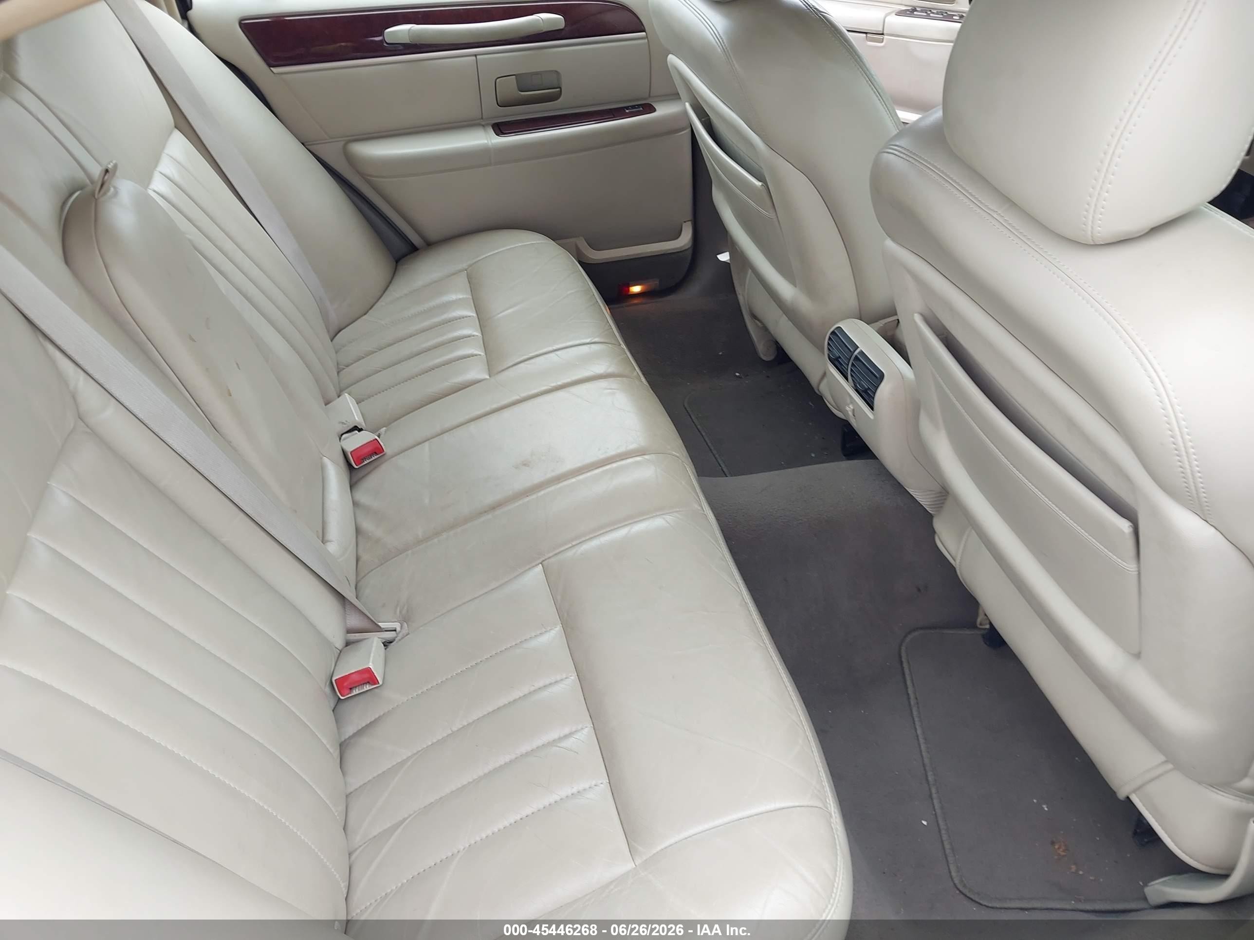 2005 Lincoln Town Car Signature Золотой vin: 1LNHM81W45Y604146
