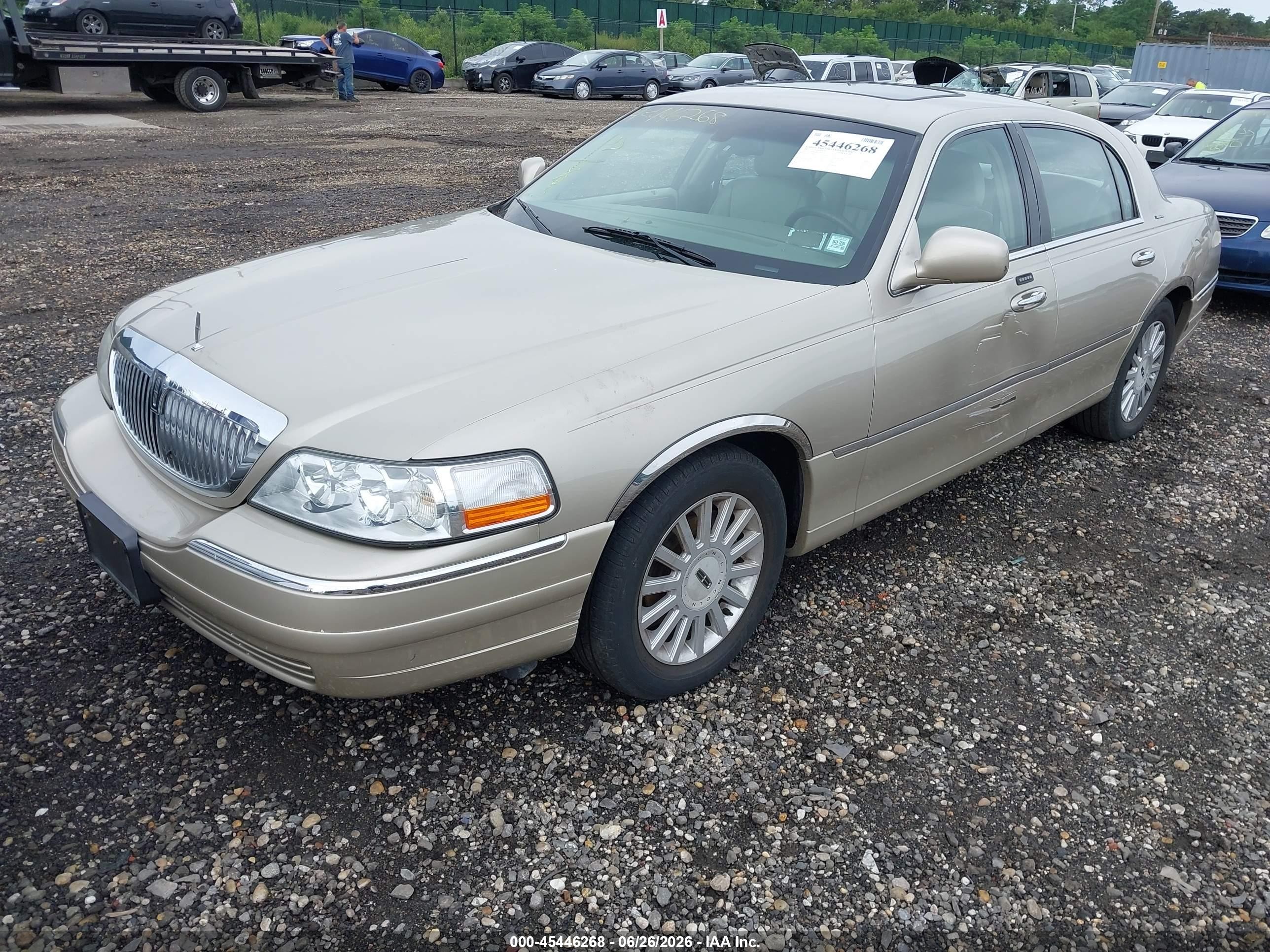 2005 Lincoln Town Car Signature Золотой vin: 1LNHM81W45Y604146