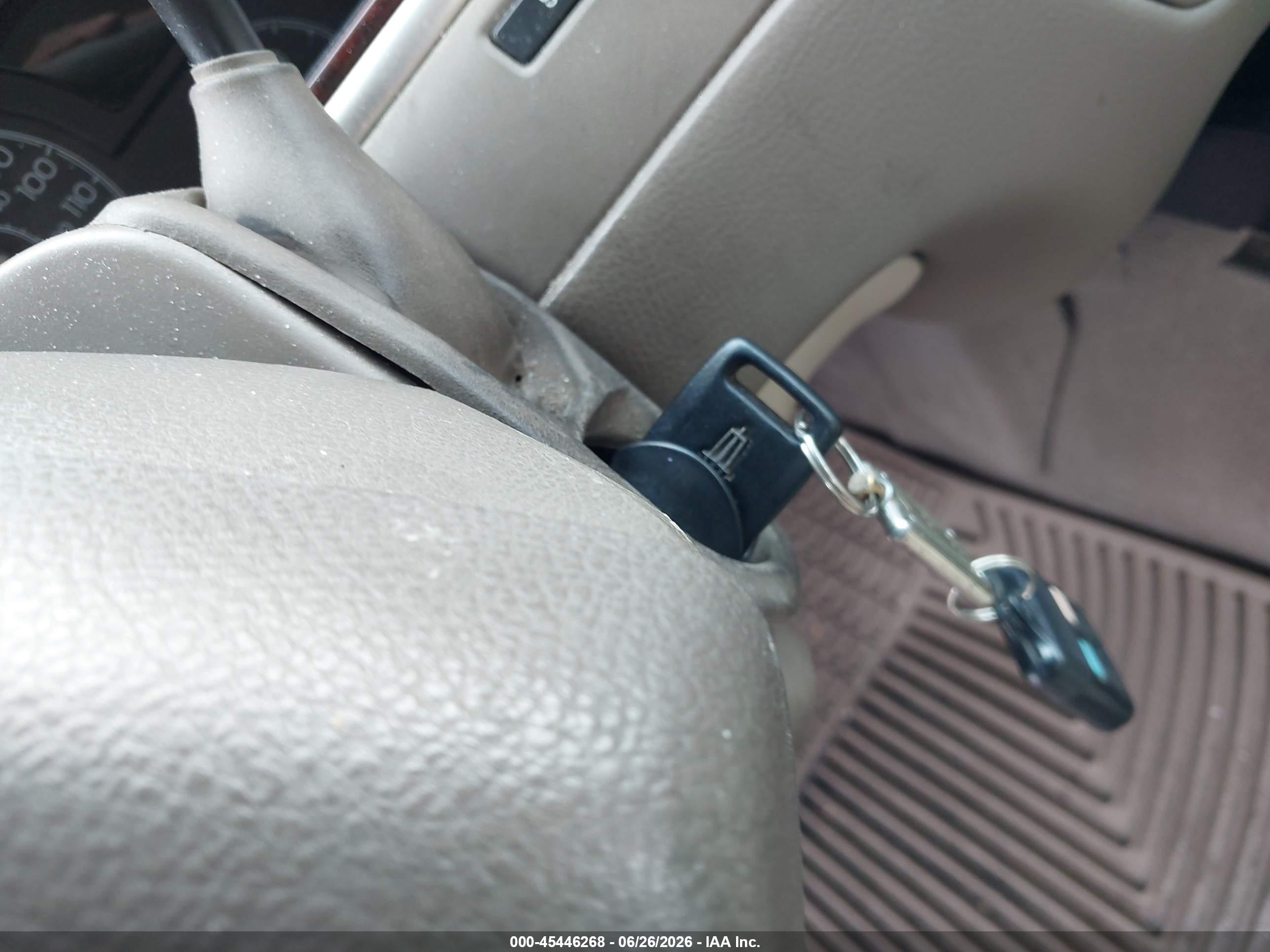 2005 Lincoln Town Car Signature Золотой vin: 1LNHM81W45Y604146