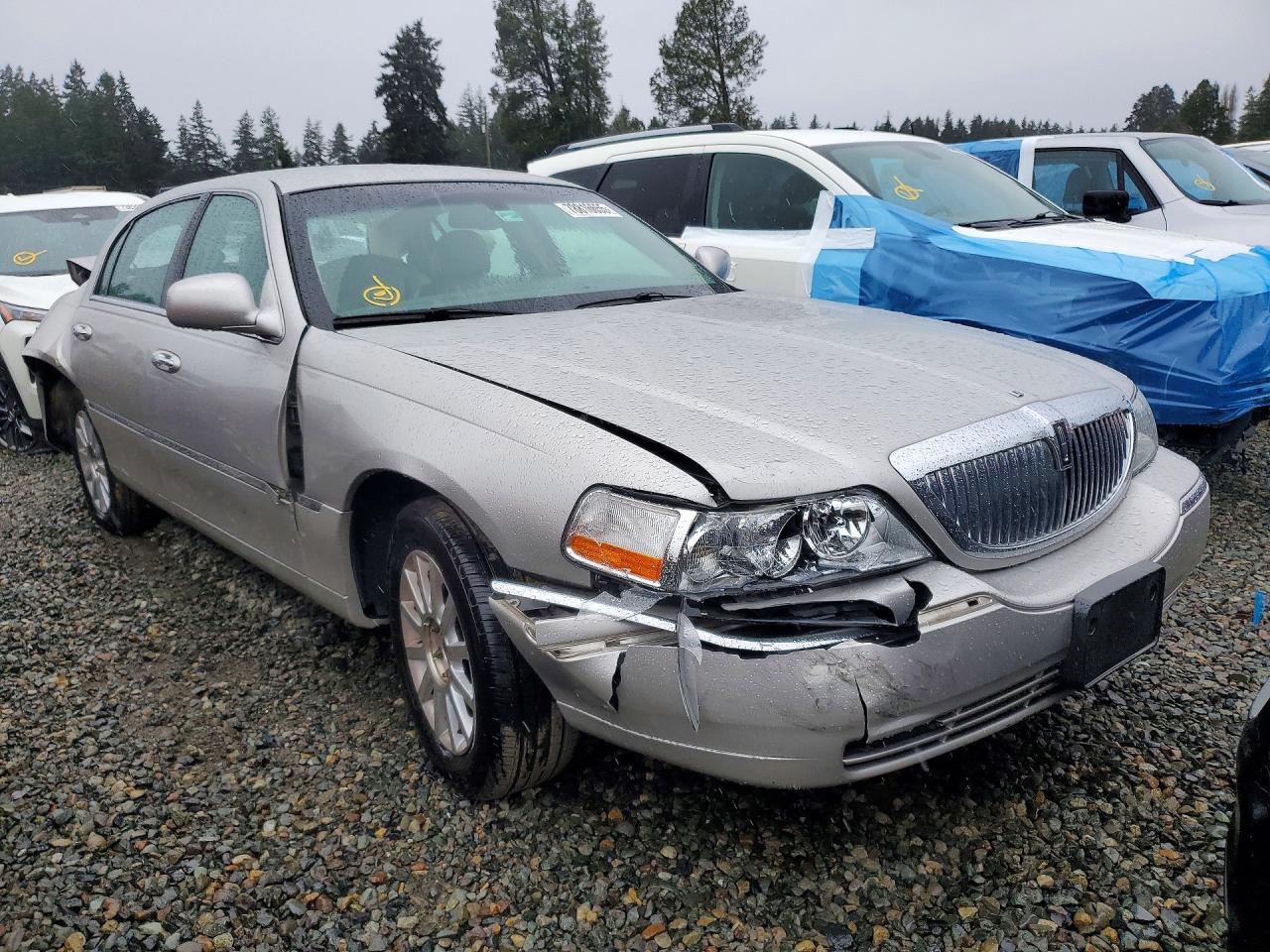 2007 Lincoln Town Car Signature Silver vin: 1LNHM81W47Y625744