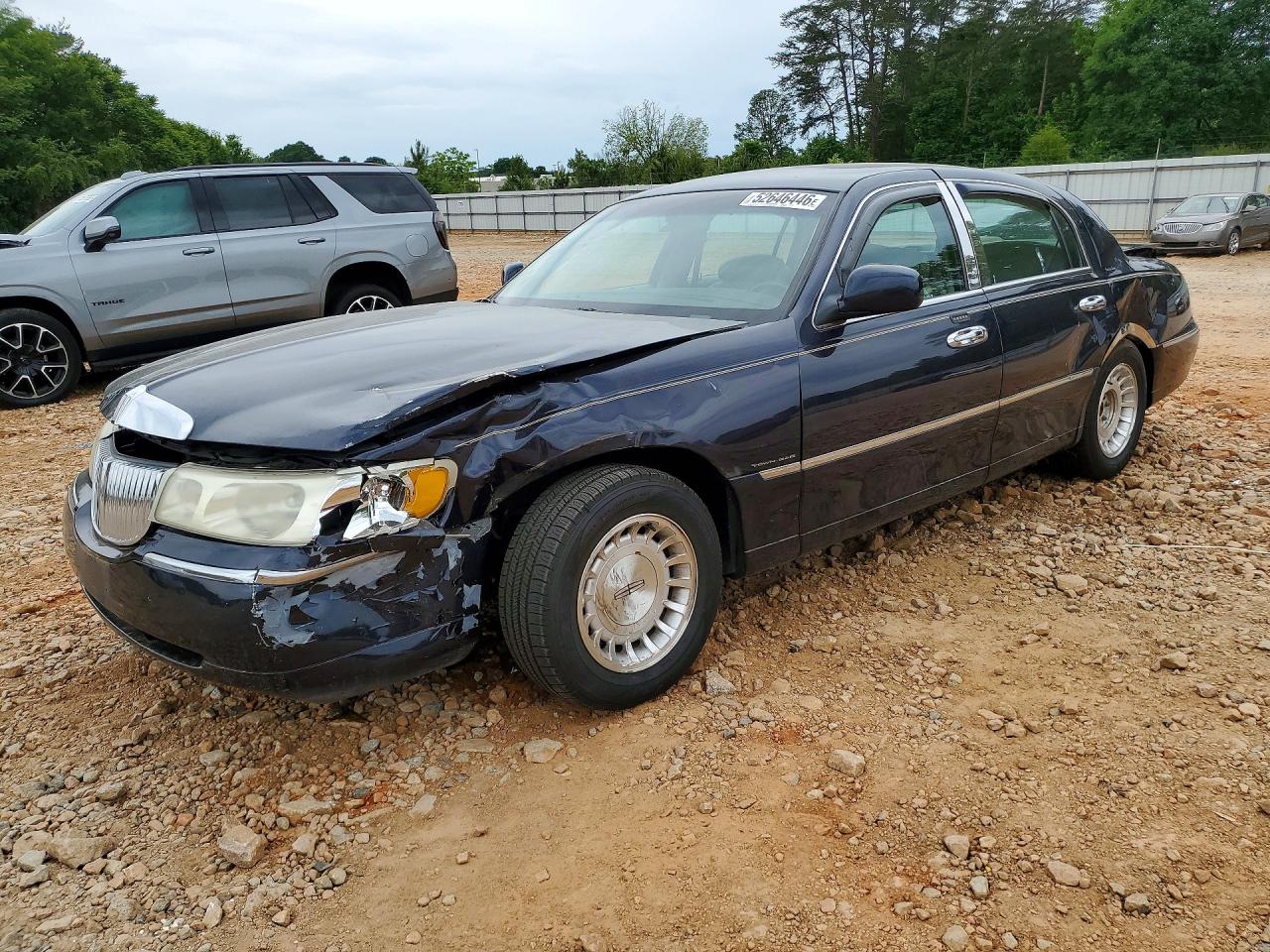 1999 Lincoln Town Car Executive Black vin: 1LNHM81W4XY665208