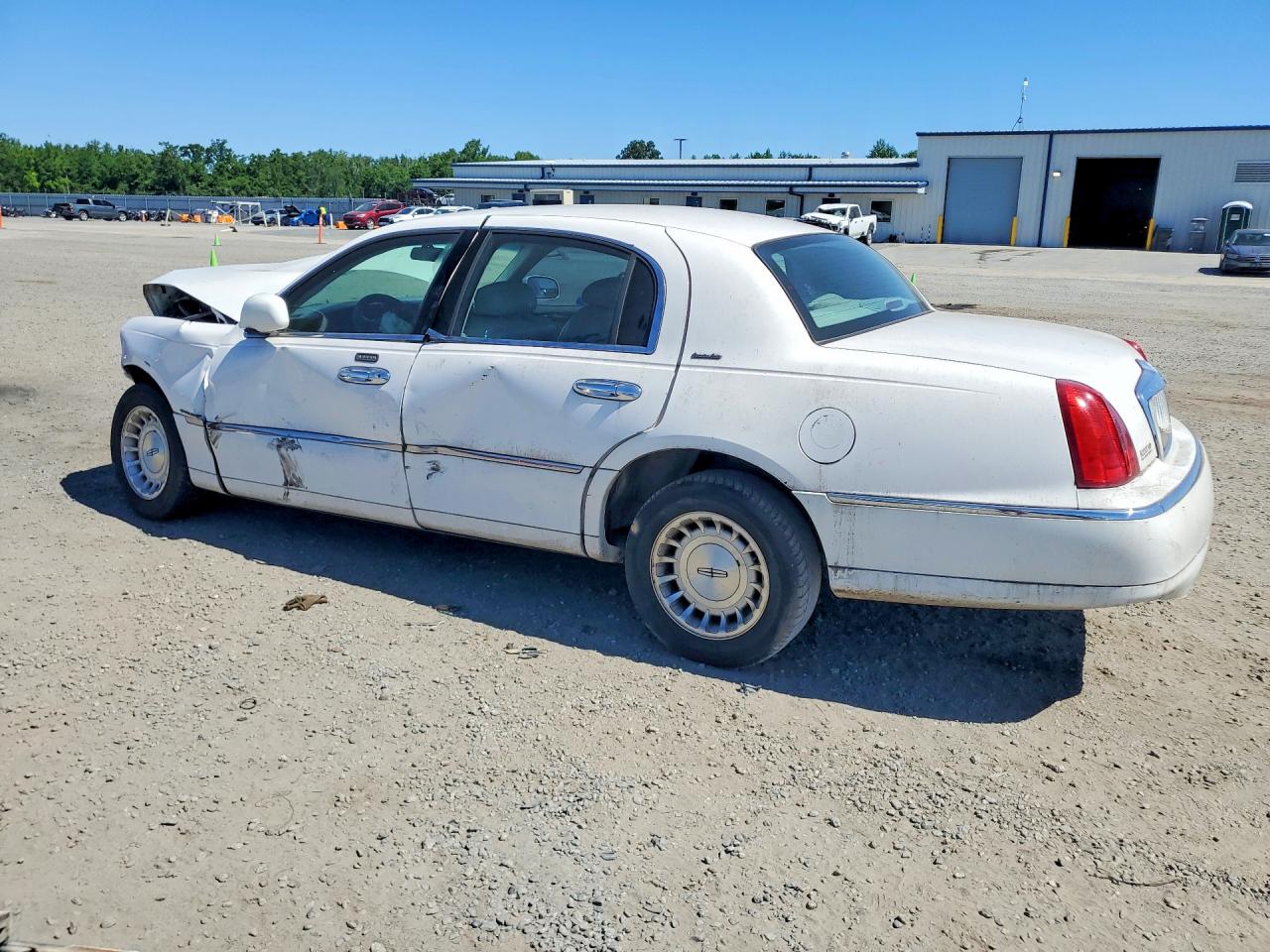 1999 Lincoln Town Car Executive White vin: 1LNHM81W4XY689265