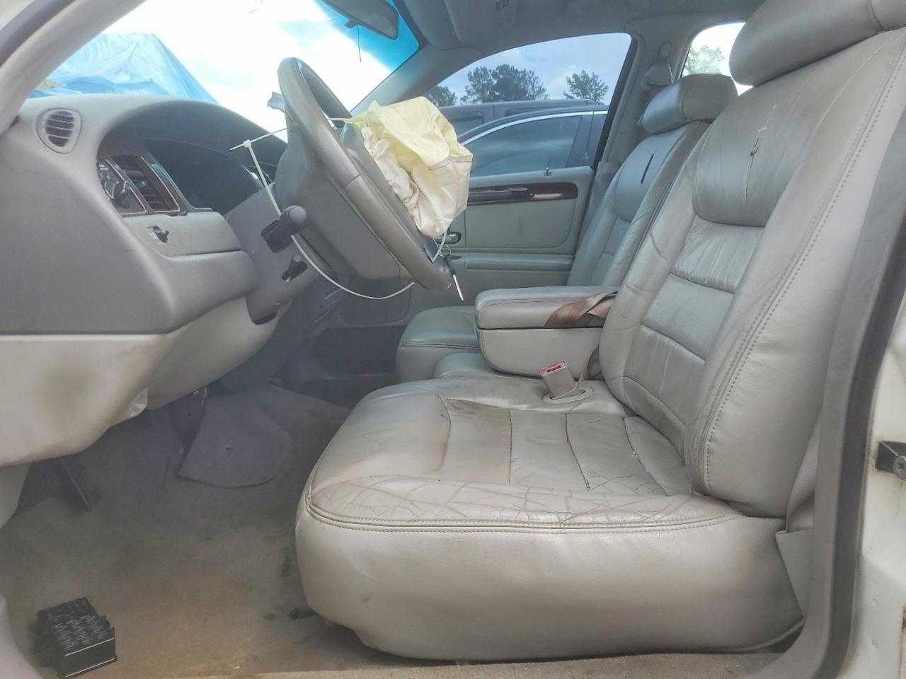 1999 Lincoln Town Car Executive White vin: 1LNHM81W4XY689265
