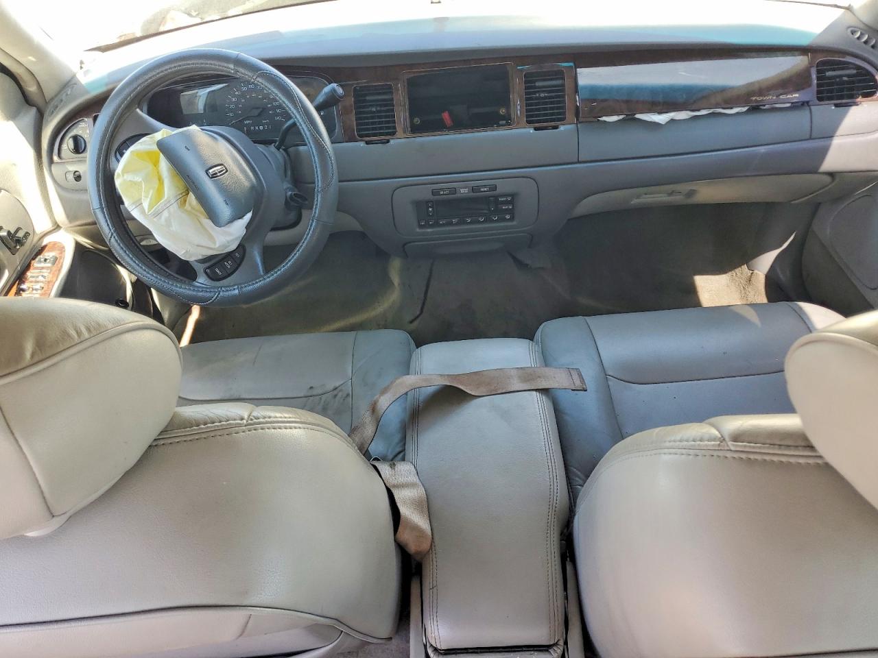 1999 Lincoln Town Car Executive White vin: 1LNHM81W4XY689265