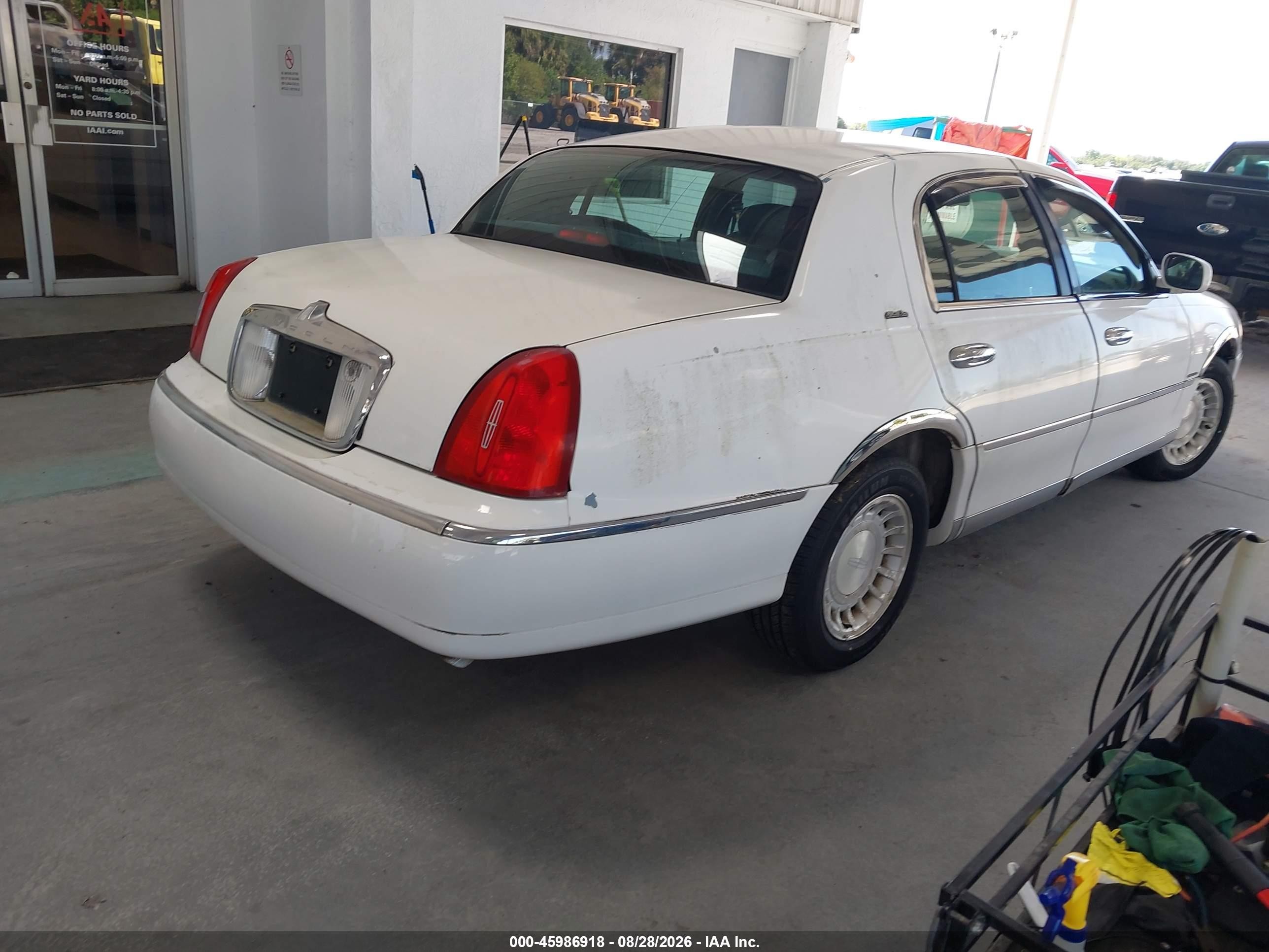 2000 Lincoln Town Car Executive White vin: 1LNHM81W4YY838470