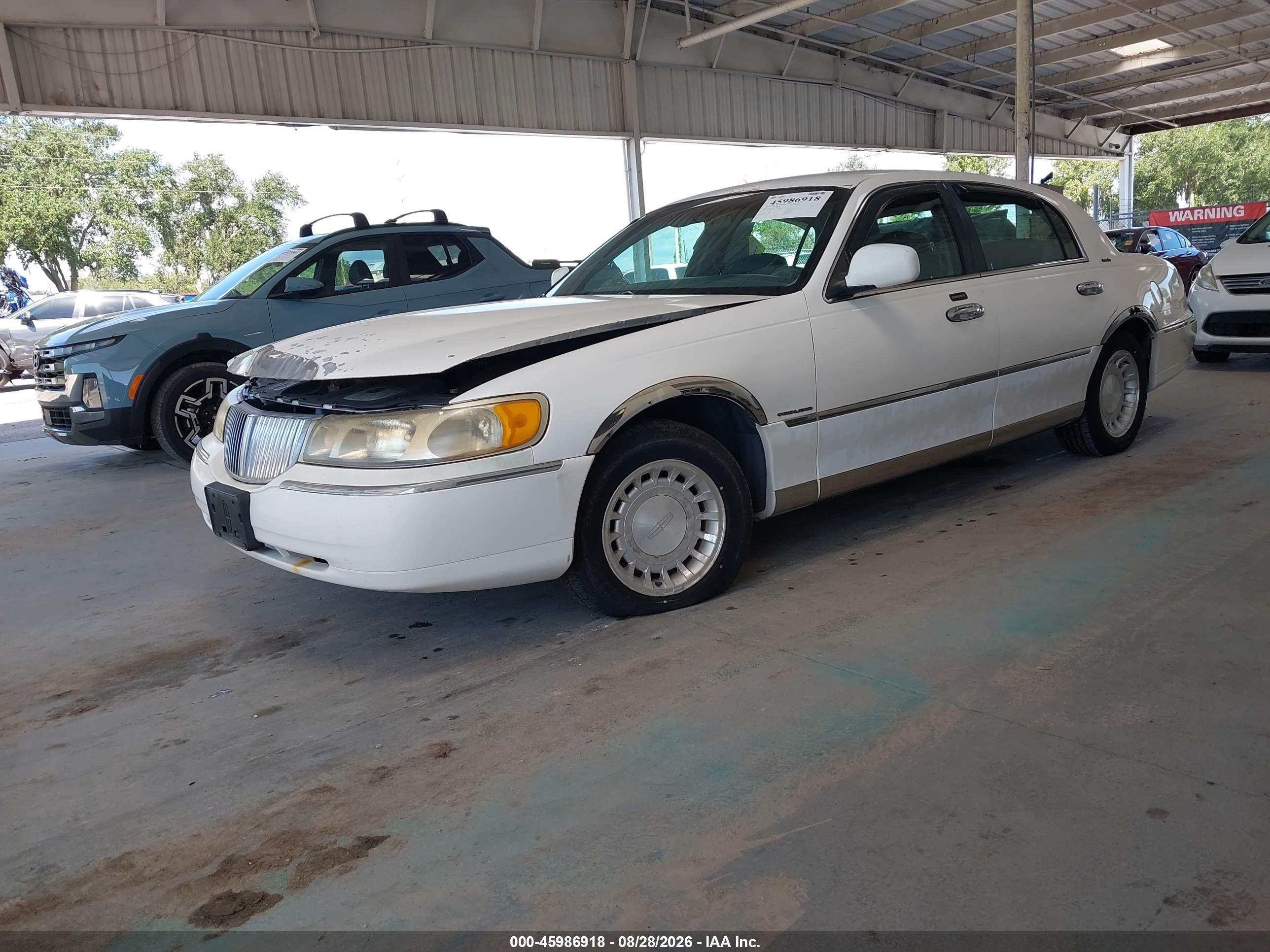 2000 Lincoln Town Car Executive White vin: 1LNHM81W4YY838470
