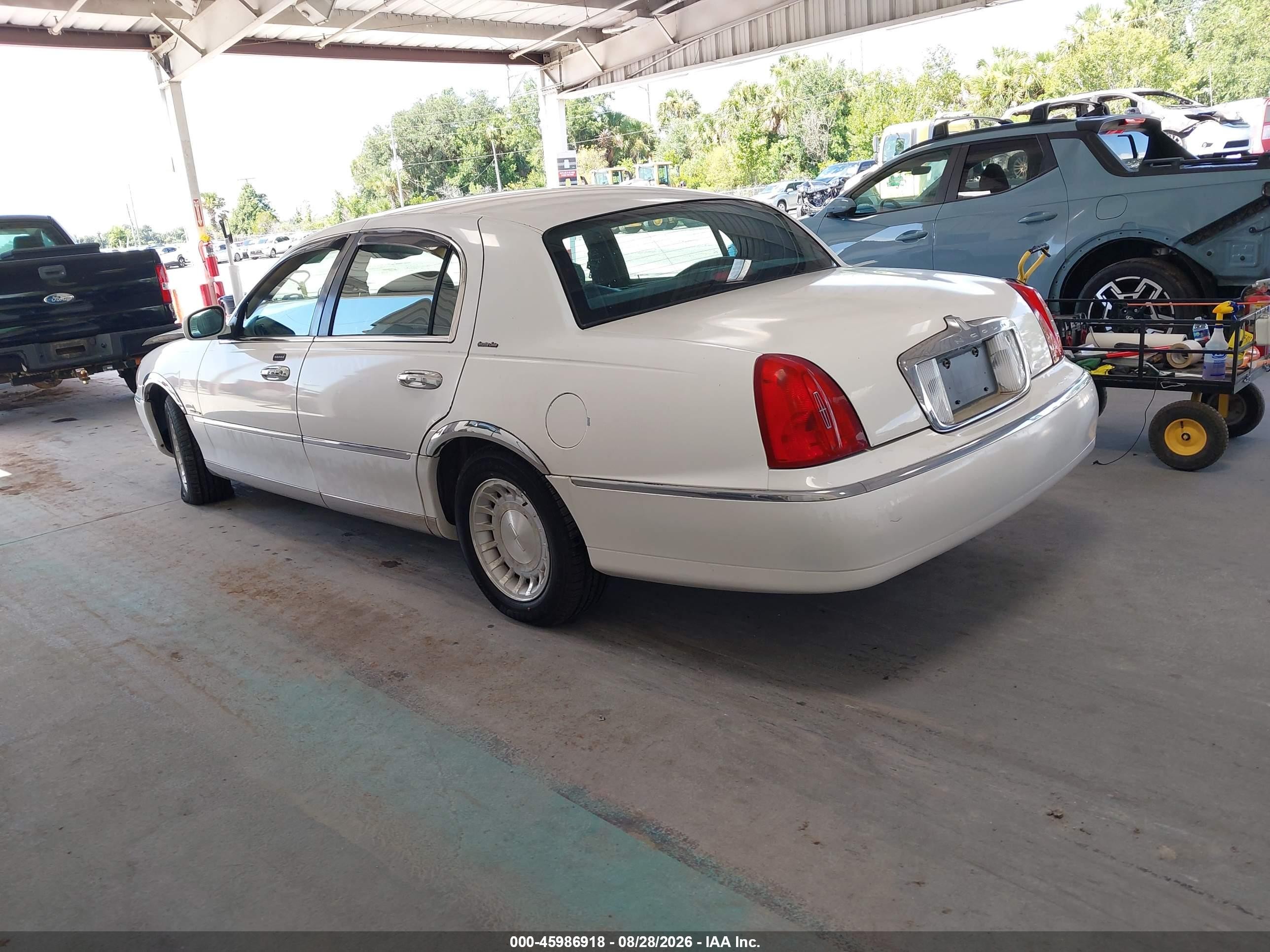 2000 Lincoln Town Car Executive White vin: 1LNHM81W4YY838470