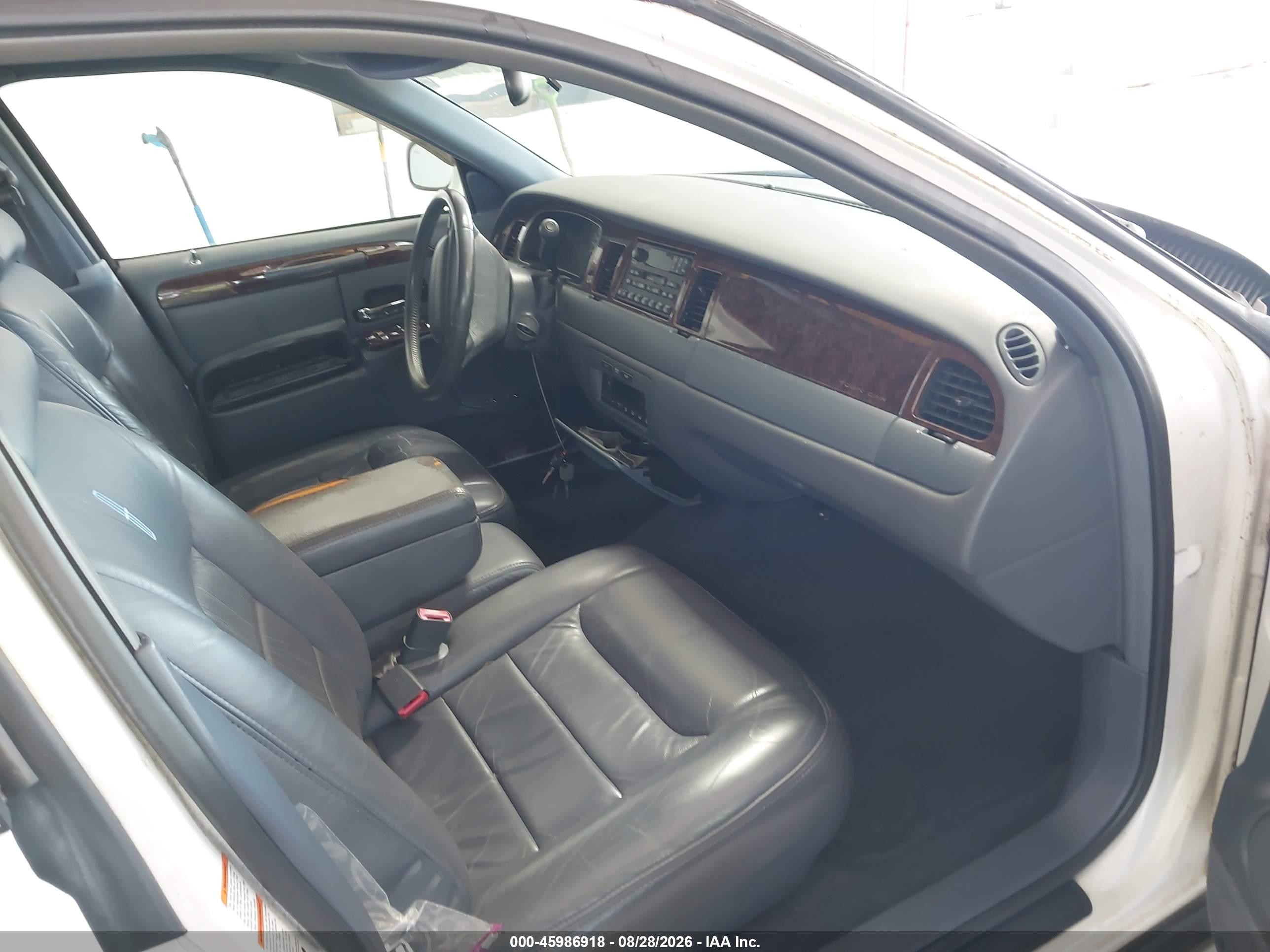 2000 Lincoln Town Car Executive White vin: 1LNHM81W4YY838470