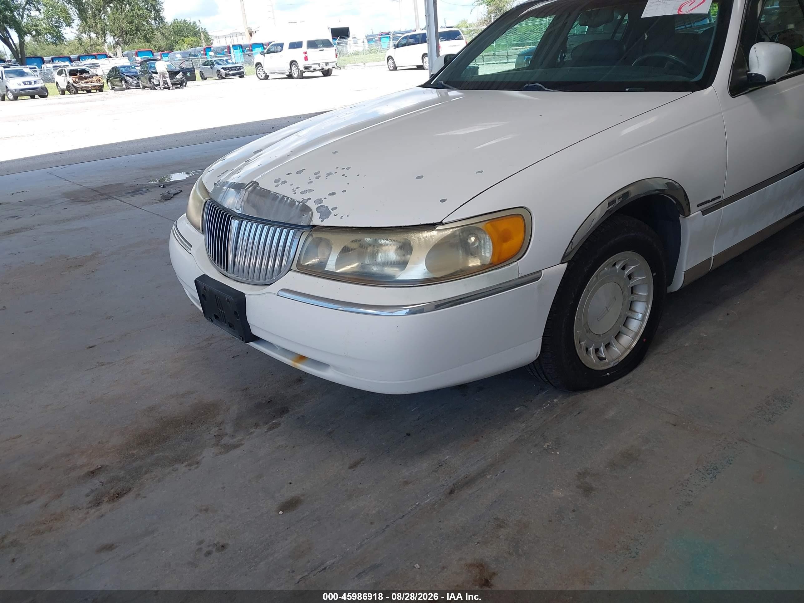 2000 Lincoln Town Car Executive White vin: 1LNHM81W4YY838470