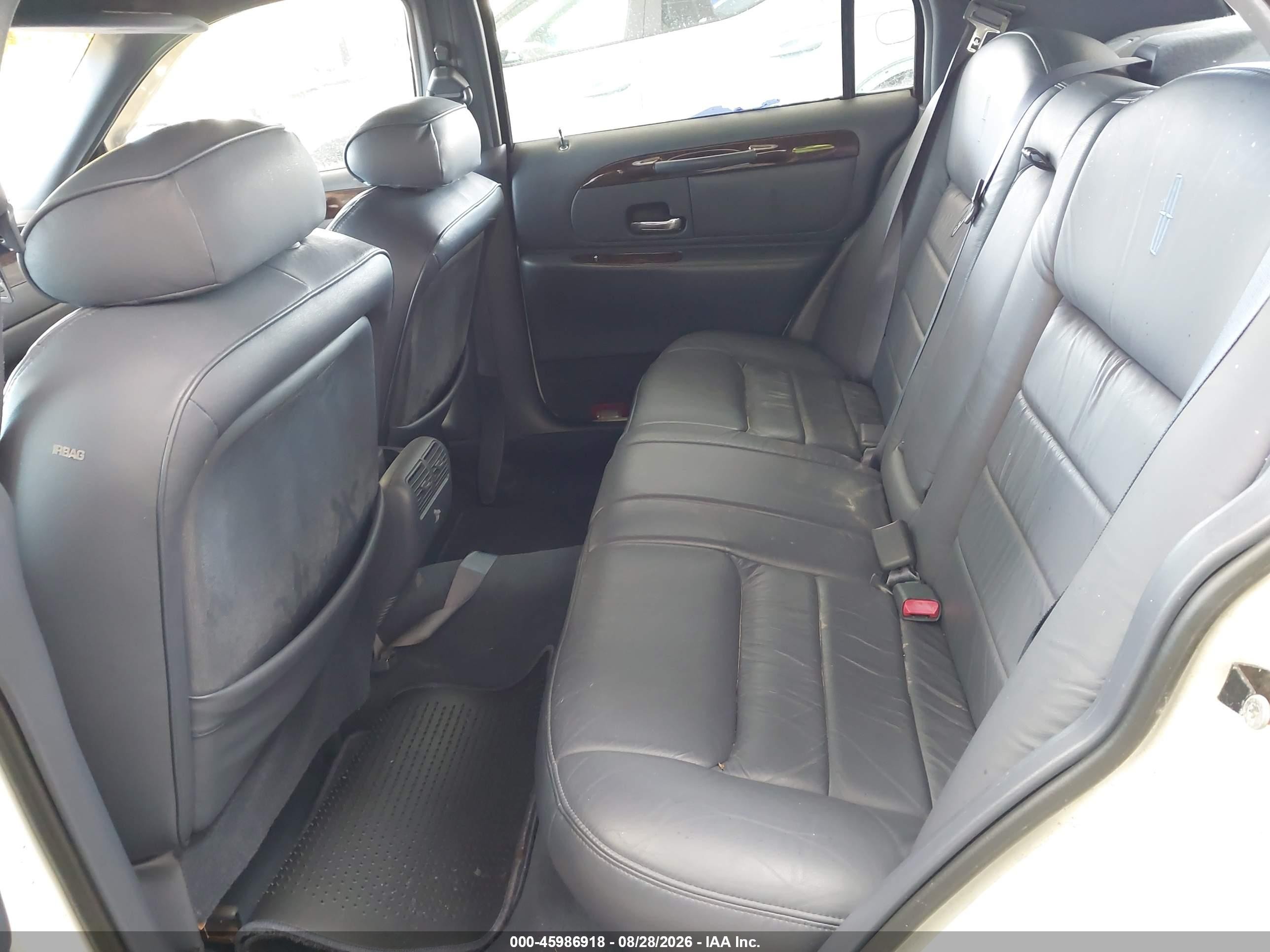 2000 Lincoln Town Car Executive White vin: 1LNHM81W4YY838470