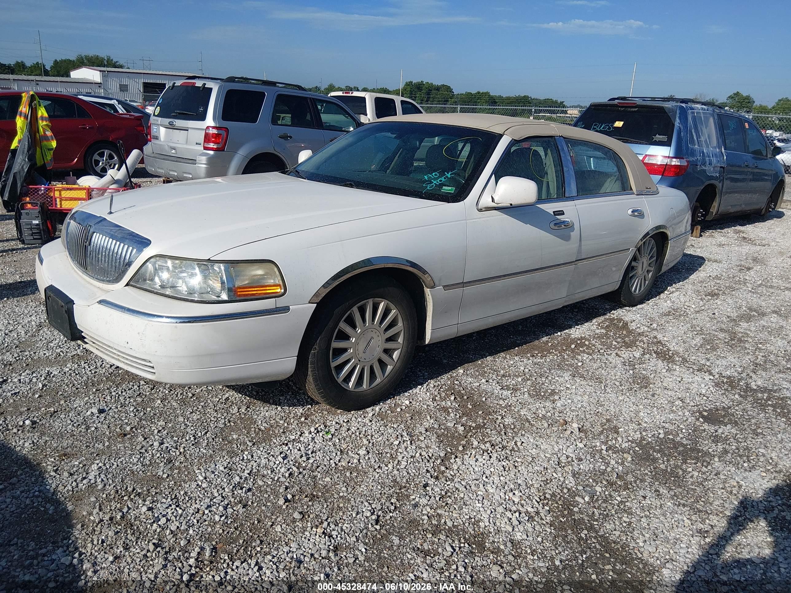 2003 Lincoln Town Car Executive White vin: 1LNHM81W53Y640845