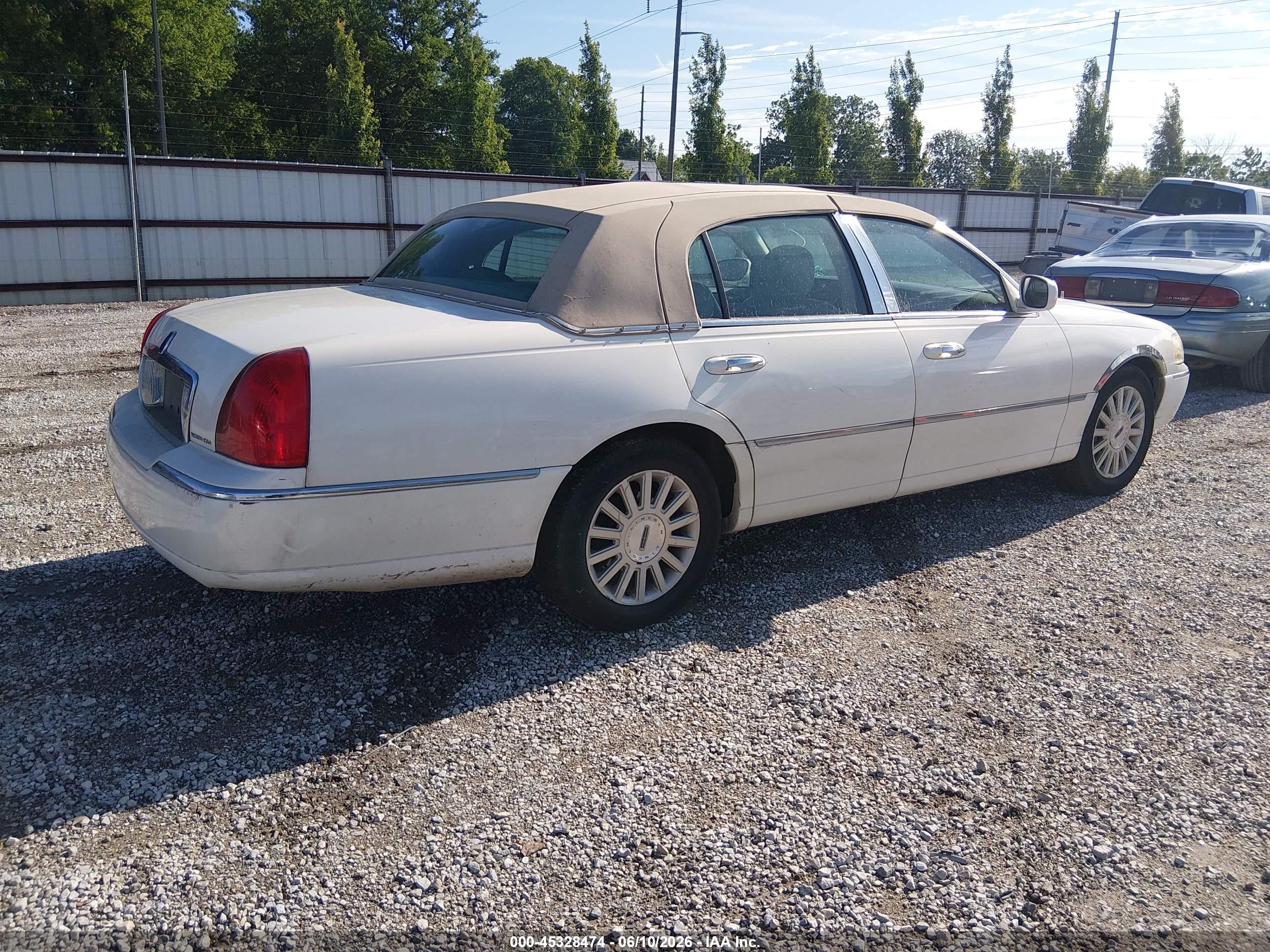 2003 Lincoln Town Car Executive White vin: 1LNHM81W53Y640845