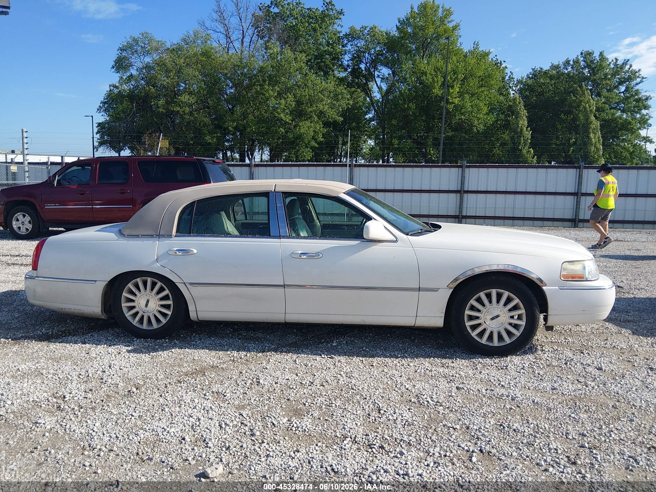 2003 Lincoln Town Car Executive White vin: 1LNHM81W53Y640845