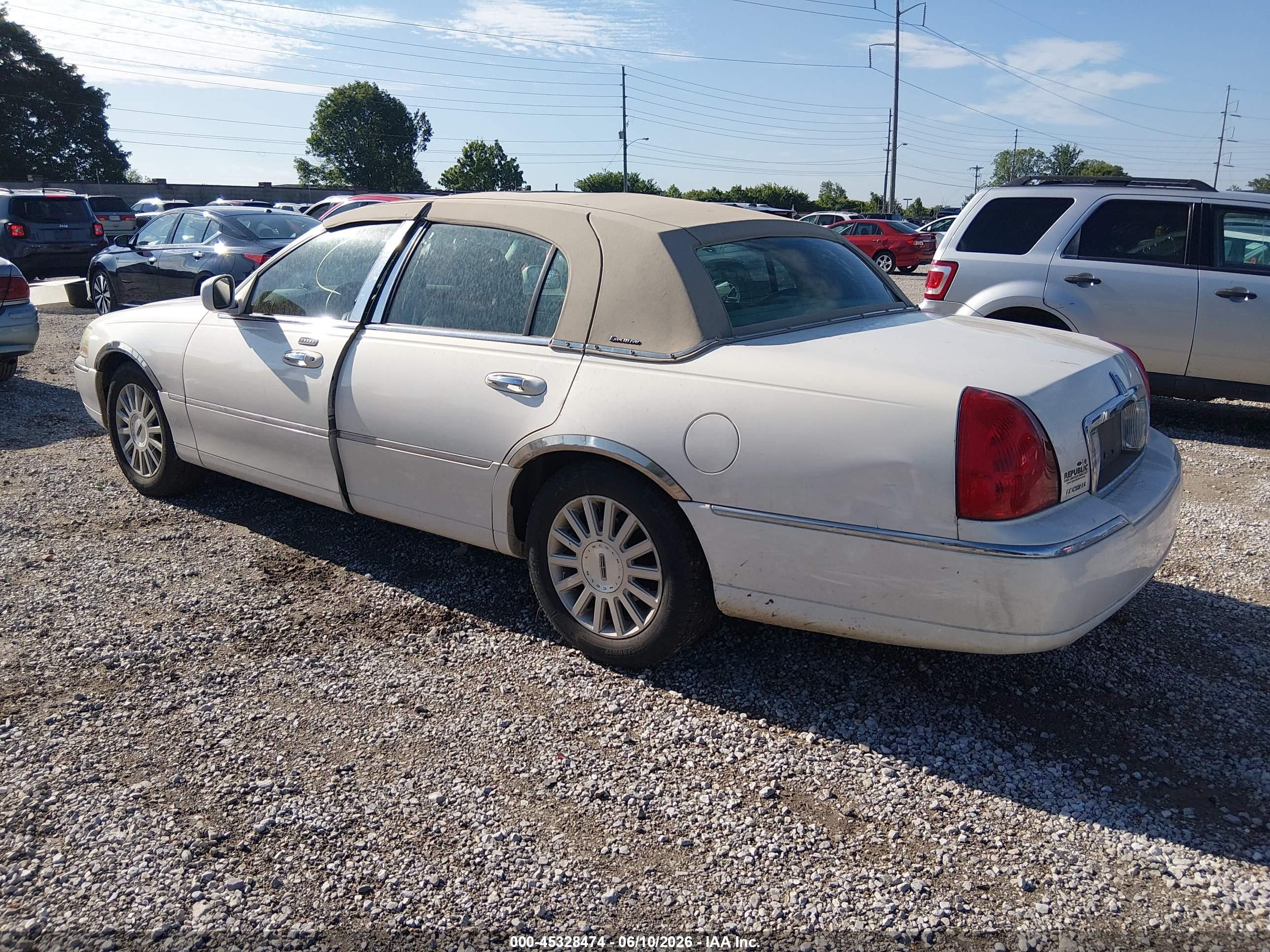 2003 Lincoln Town Car Executive White vin: 1LNHM81W53Y640845