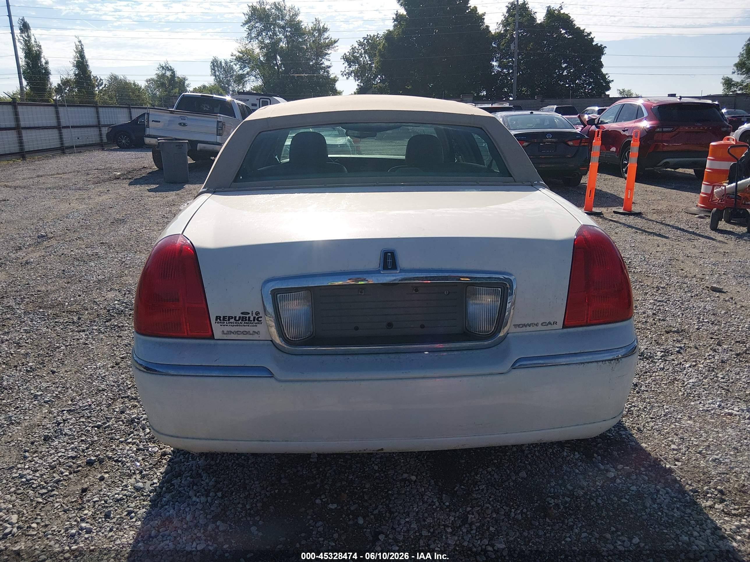 2003 Lincoln Town Car Executive White vin: 1LNHM81W53Y640845