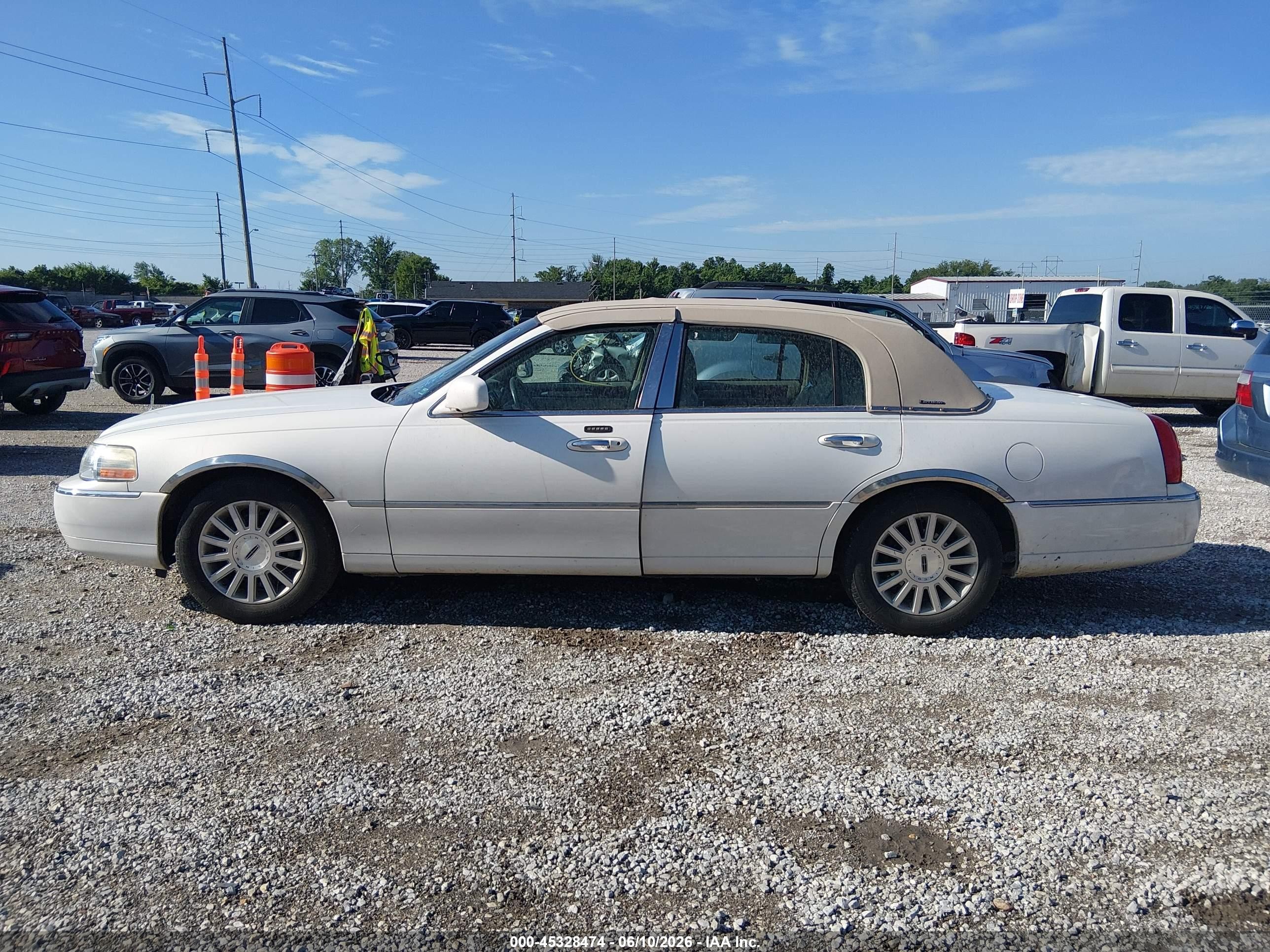 2003 Lincoln Town Car Executive White vin: 1LNHM81W53Y640845