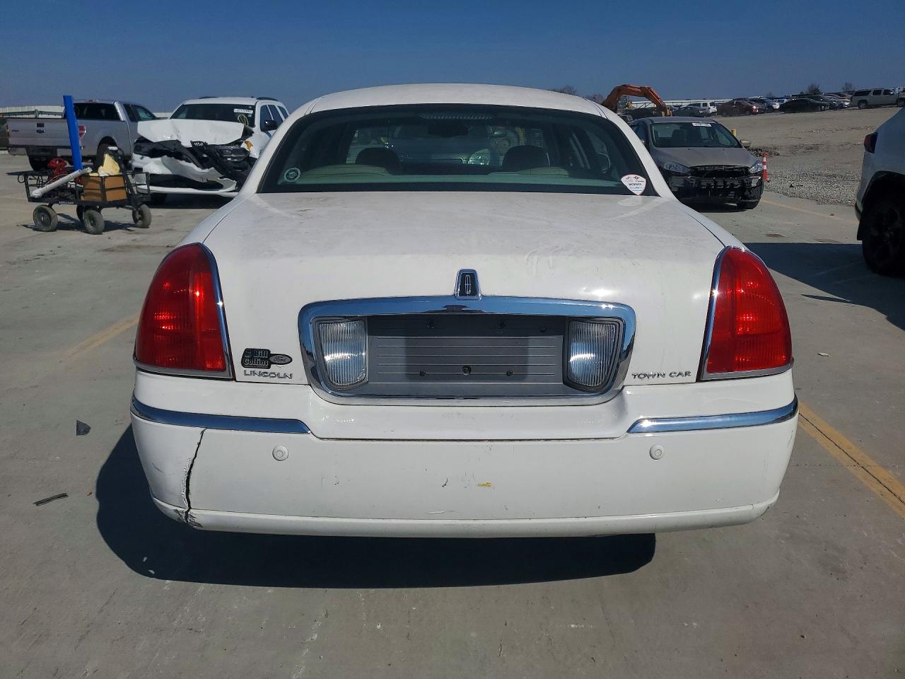 2004 Lincoln Town Car Executive Белый vin: 1LNHM81W54Y602226