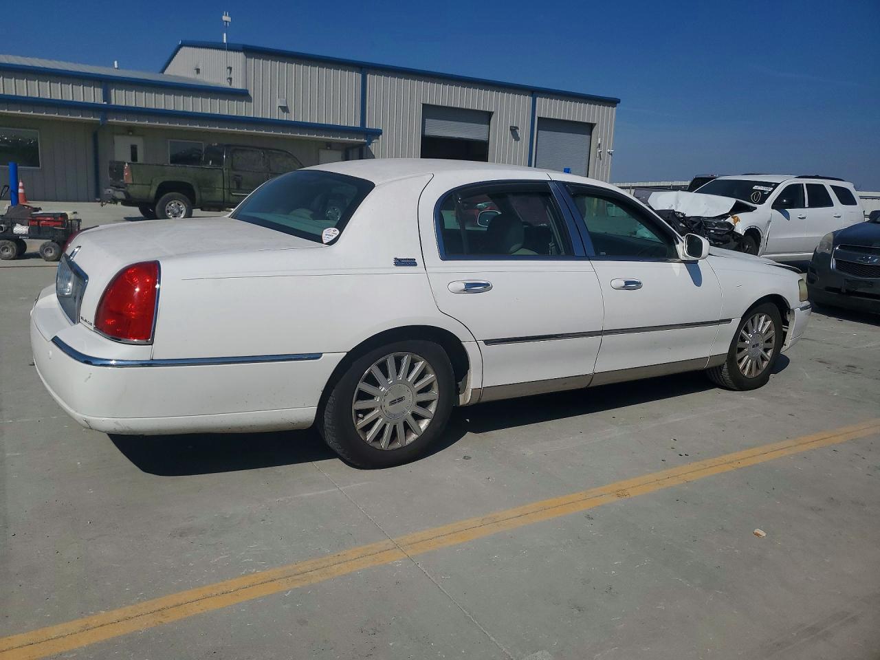 2004 Lincoln Town Car Executive Белый vin: 1LNHM81W54Y602226
