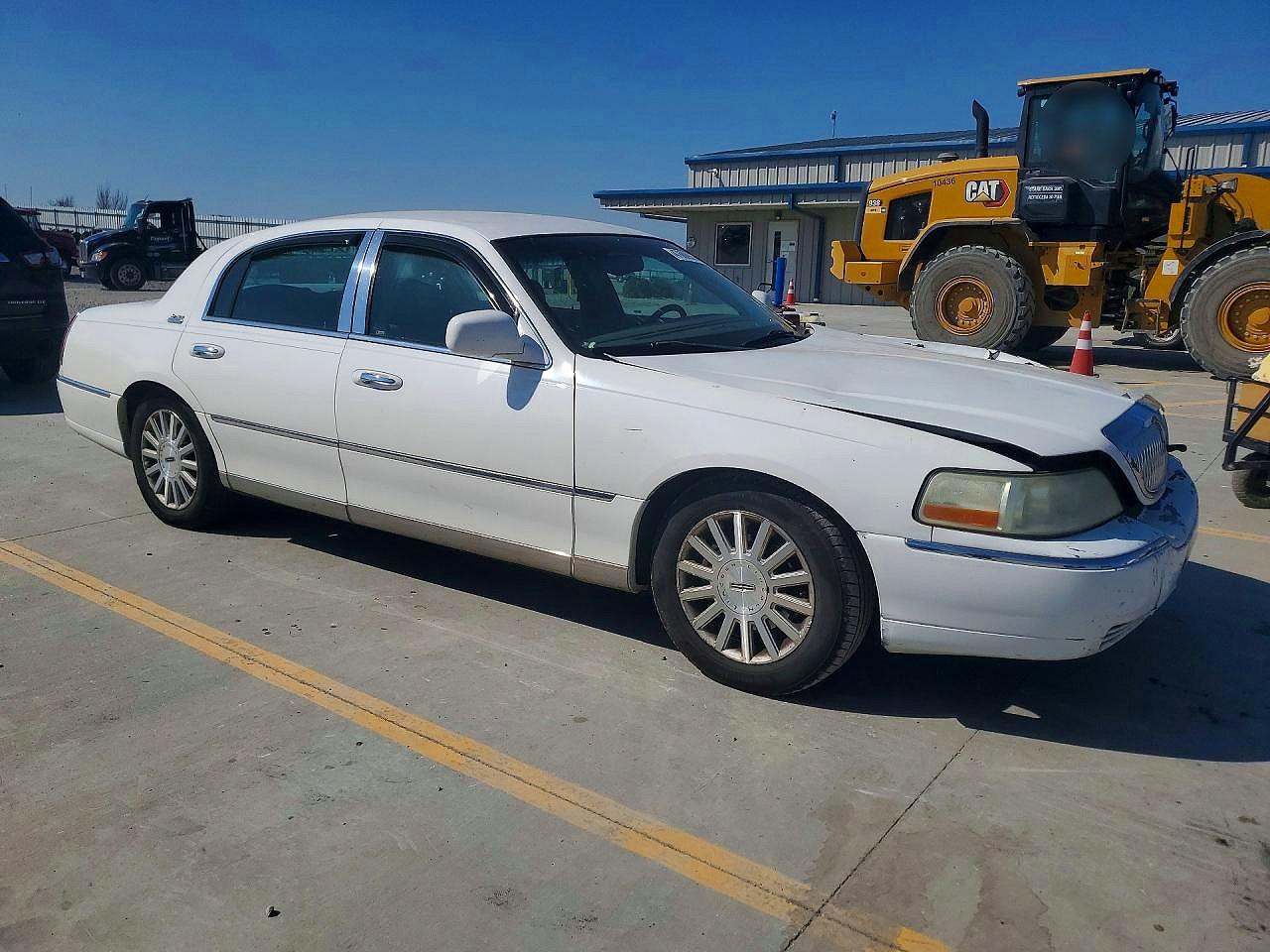 2004 Lincoln Town Car Executive Белый vin: 1LNHM81W54Y602226