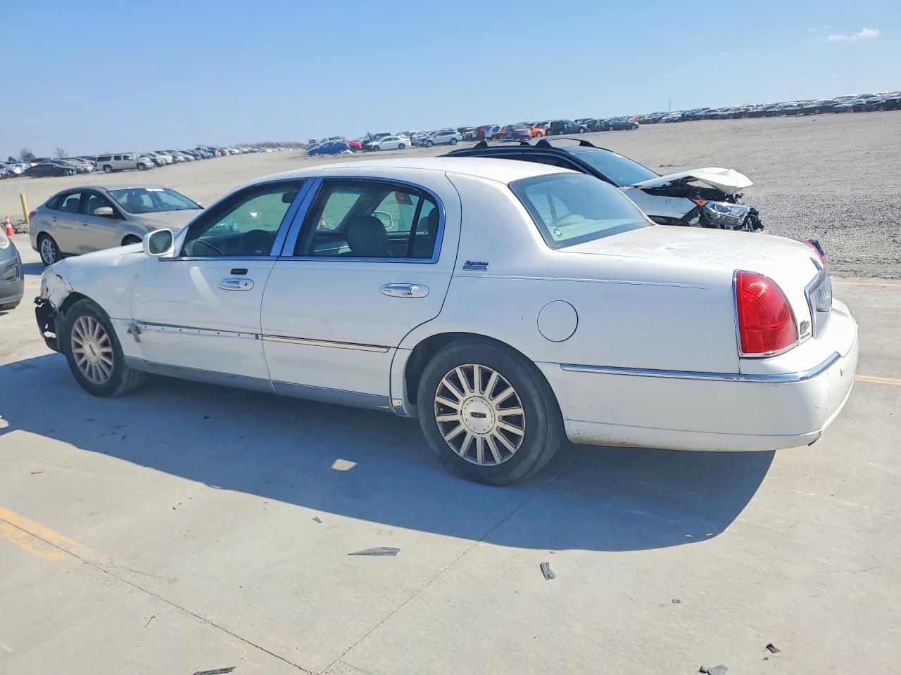 2004 Lincoln Town Car Executive Белый vin: 1LNHM81W54Y602226