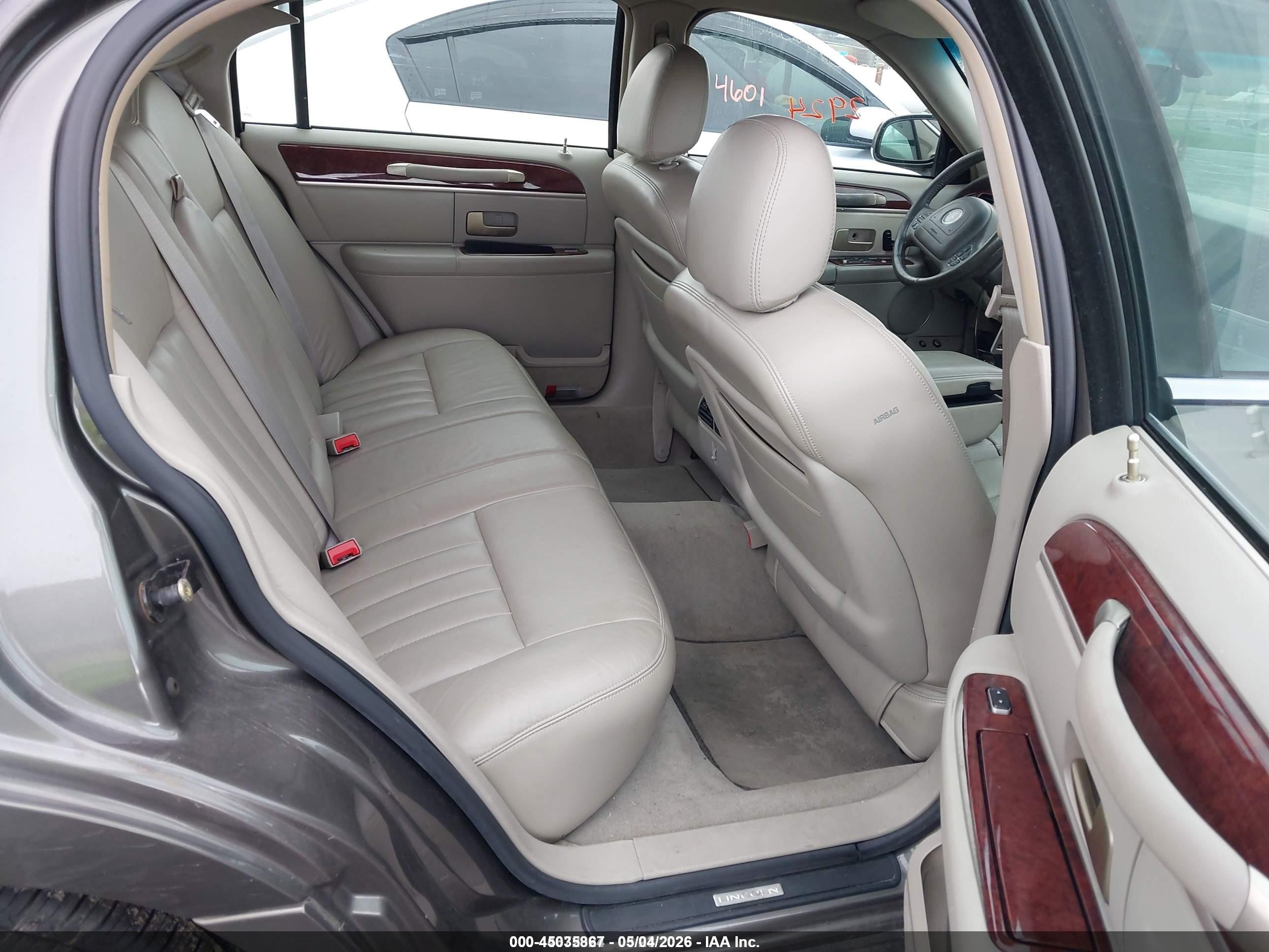 2004 Lincoln Town Car Signature Бежевый vin: 1LNHM81W54Y617292