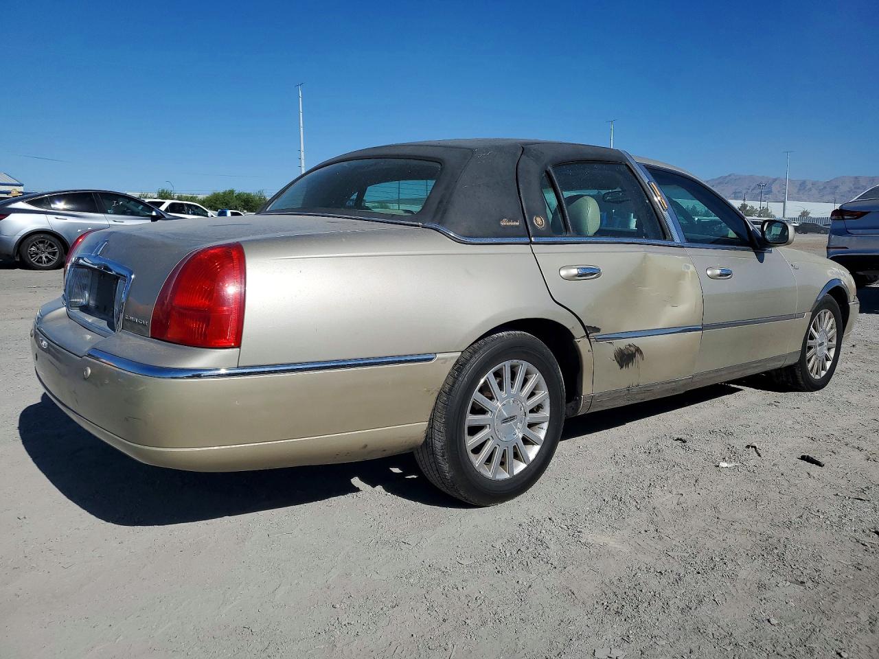 2004 Lincoln Town Car Executive Tan vin: 1LNHM81W54Y626056
