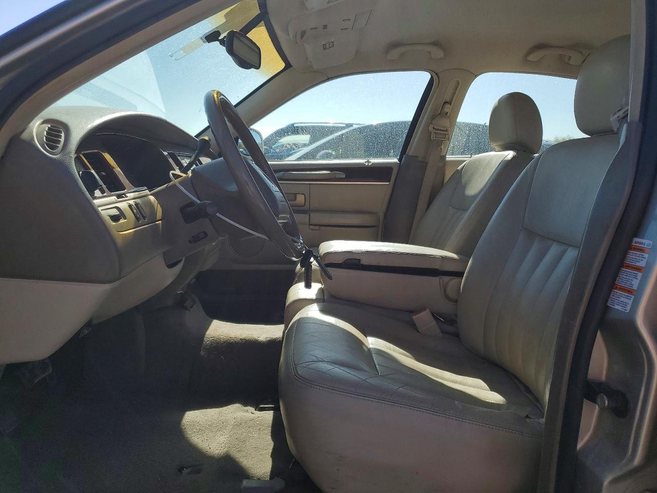 2004 Lincoln Town Car Executive Tan vin: 1LNHM81W54Y626056