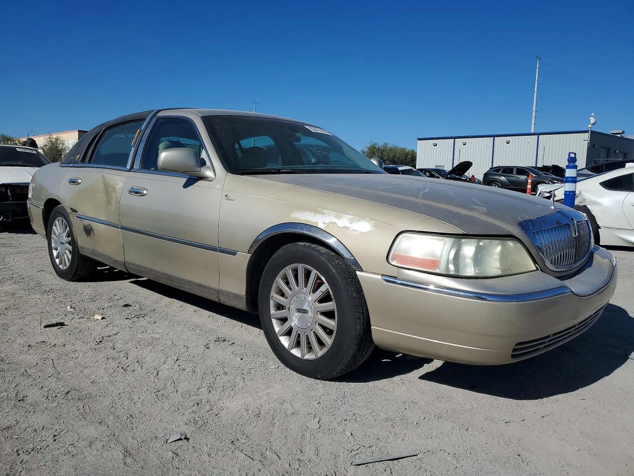 2004 Lincoln Town Car Executive Tan vin: 1LNHM81W54Y626056