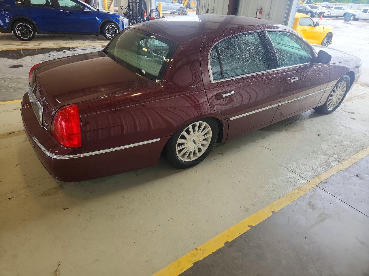 2004 Lincoln Town Car Executive Maroon vin: 1LNHM81W54Y644024