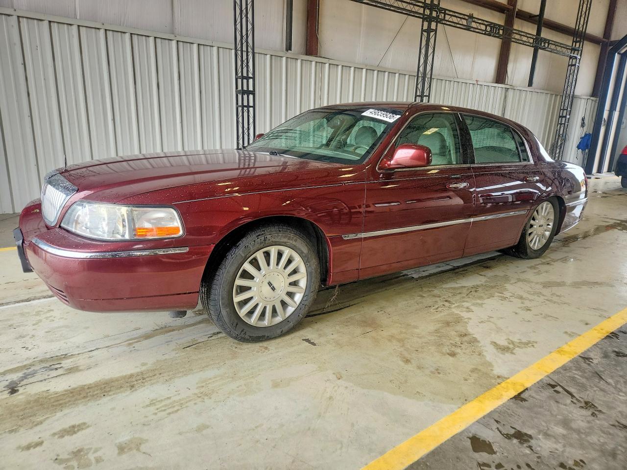 2004 Lincoln Town Car Executive Maroon vin: 1LNHM81W54Y644024