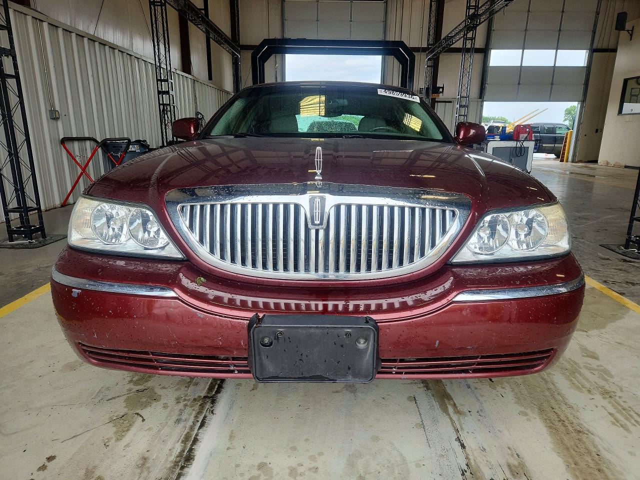 2004 Lincoln Town Car Executive Maroon vin: 1LNHM81W54Y644024