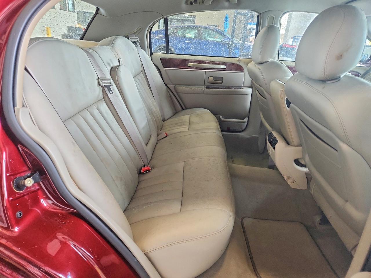 2004 Lincoln Town Car Executive Maroon vin: 1LNHM81W54Y644024