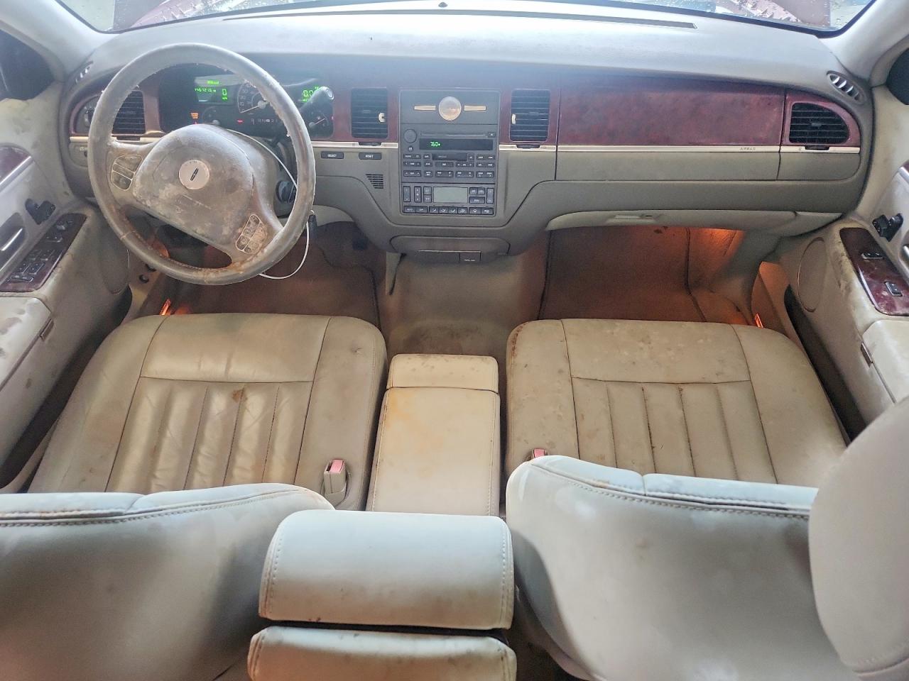 2004 Lincoln Town Car Executive Maroon vin: 1LNHM81W54Y644024
