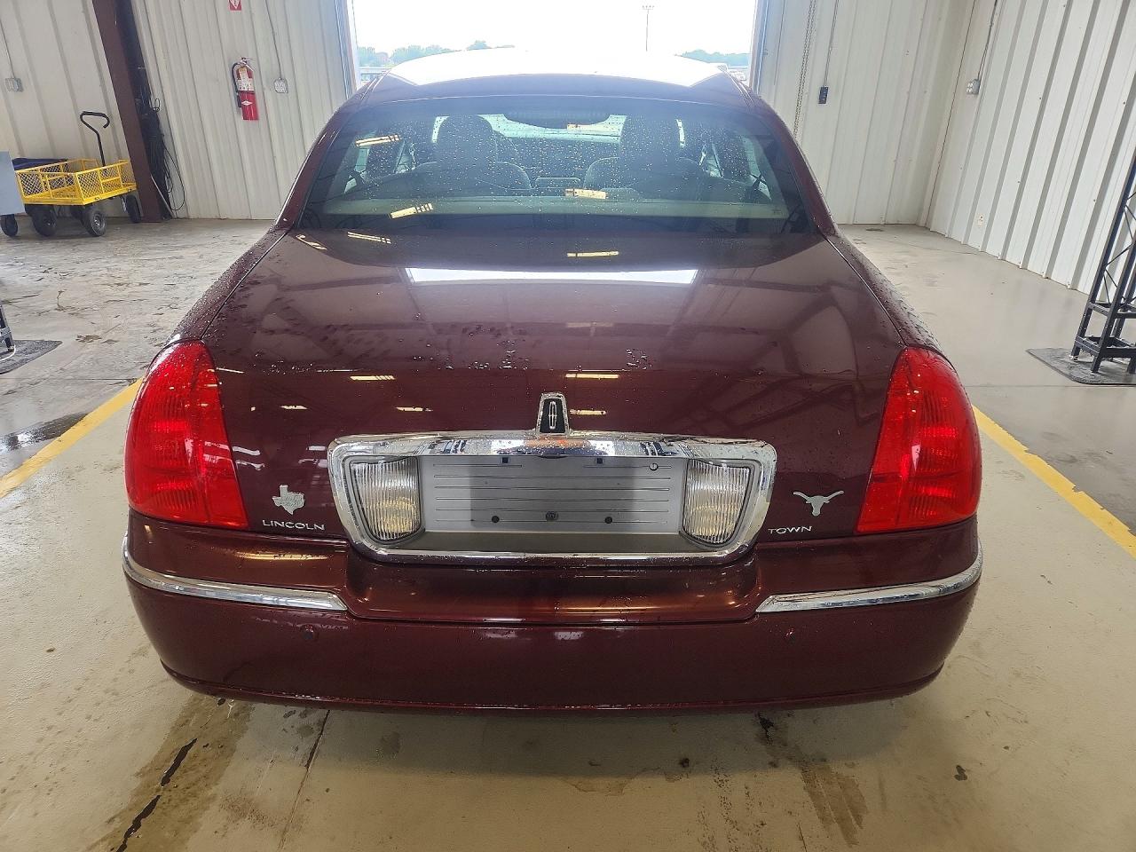 2004 Lincoln Town Car Executive Maroon vin: 1LNHM81W54Y644024