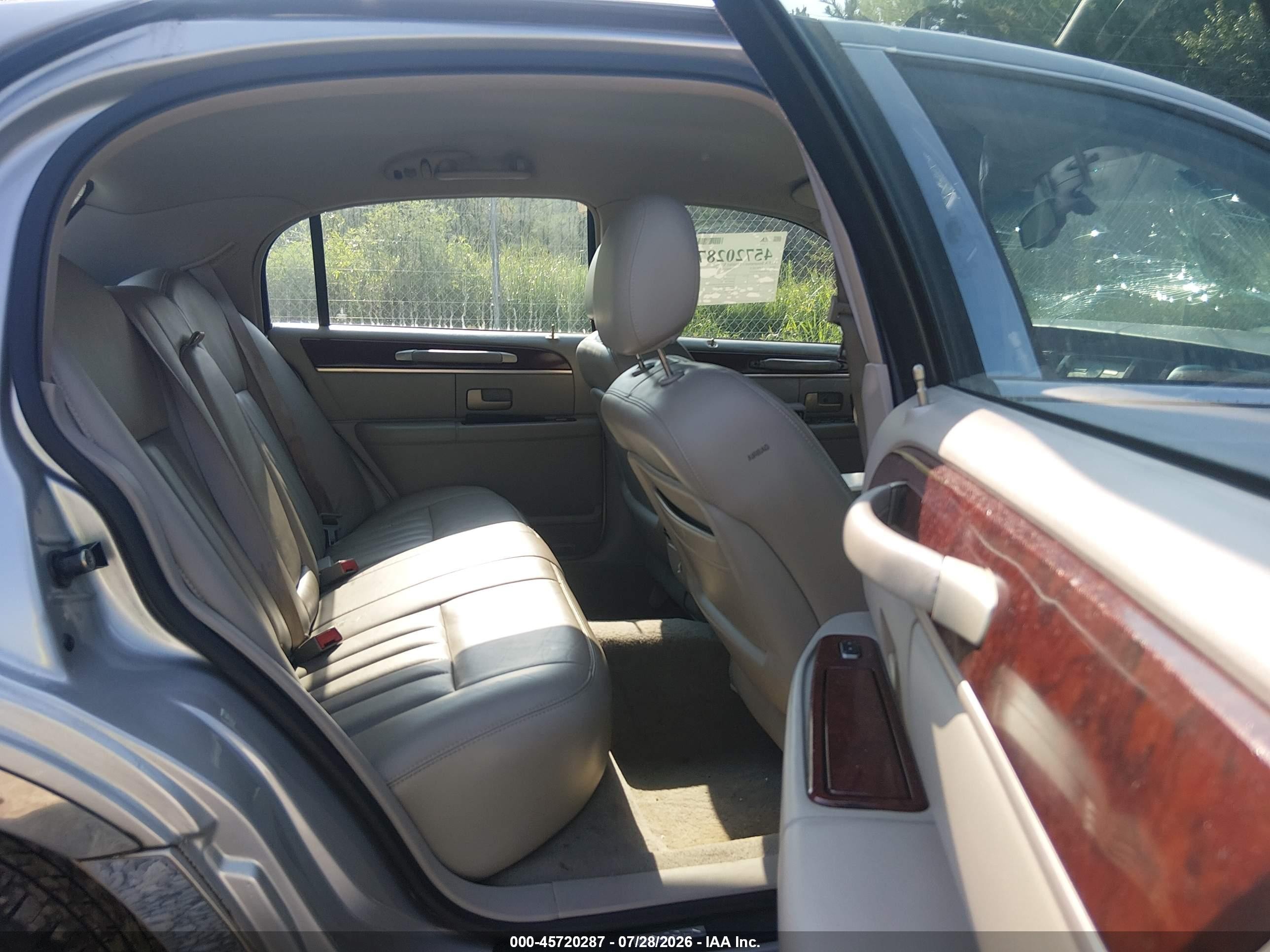 2004 Lincoln Town Car Signature Tan vin: 1LNHM81W54Y677671