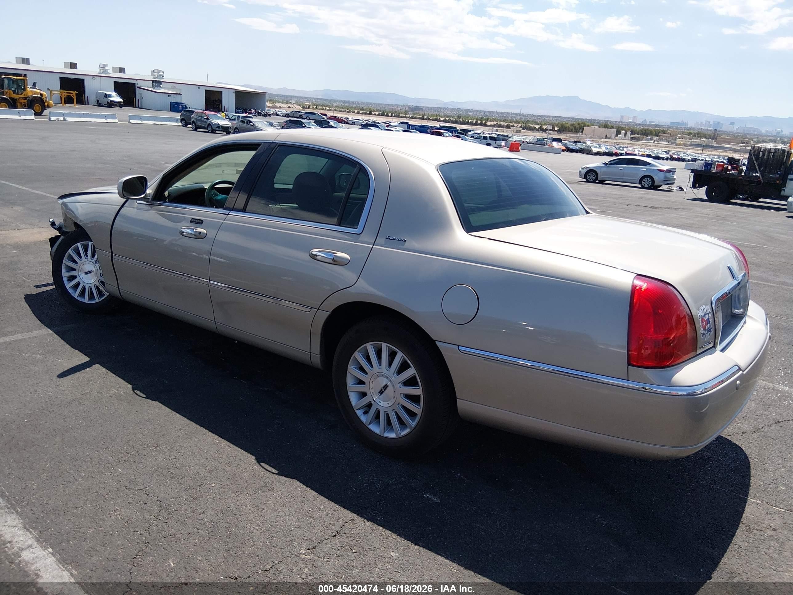 2004 Lincoln Town Car Signature Gold vin: 1LNHM81W54Y678061