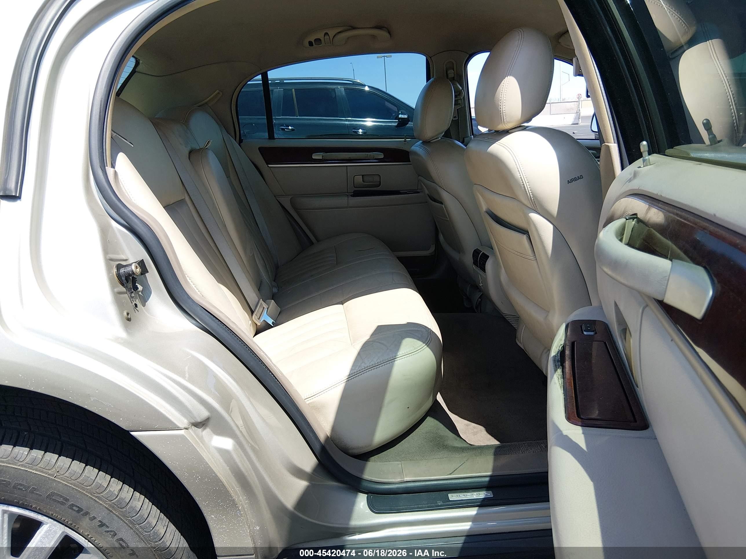 2004 Lincoln Town Car Signature Gold vin: 1LNHM81W54Y678061