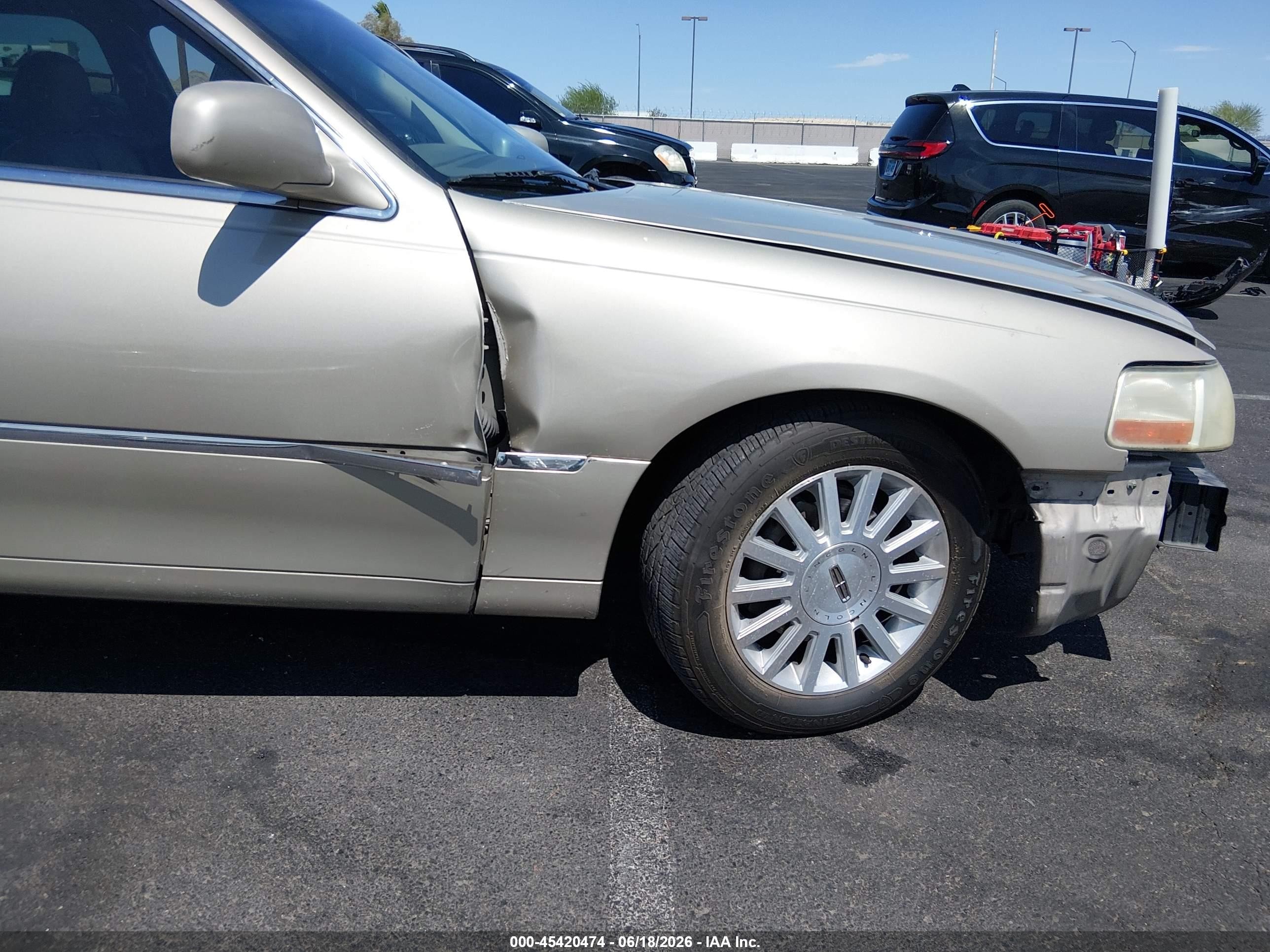 2004 Lincoln Town Car Signature Gold vin: 1LNHM81W54Y678061