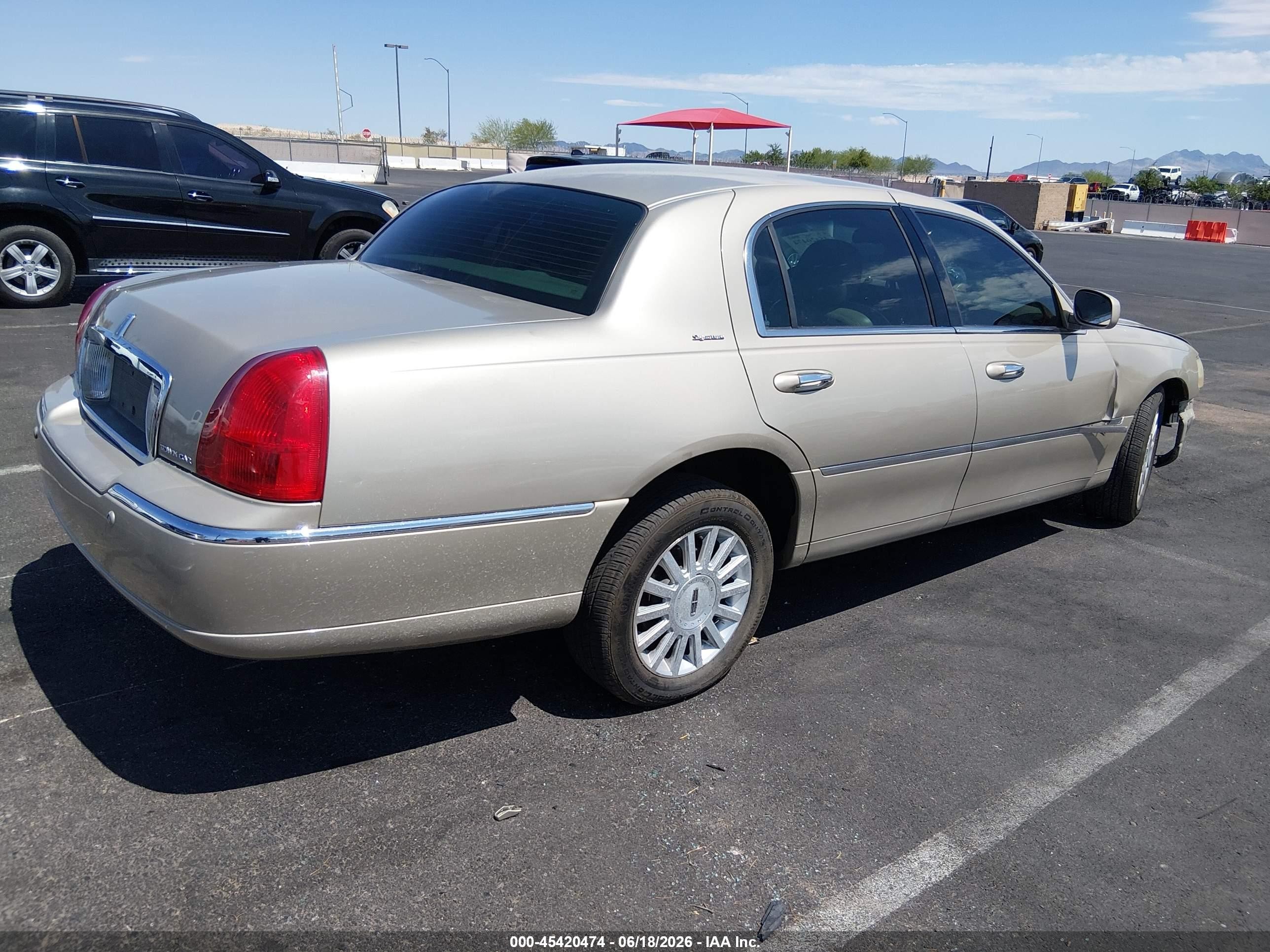 2004 Lincoln Town Car Signature Gold vin: 1LNHM81W54Y678061