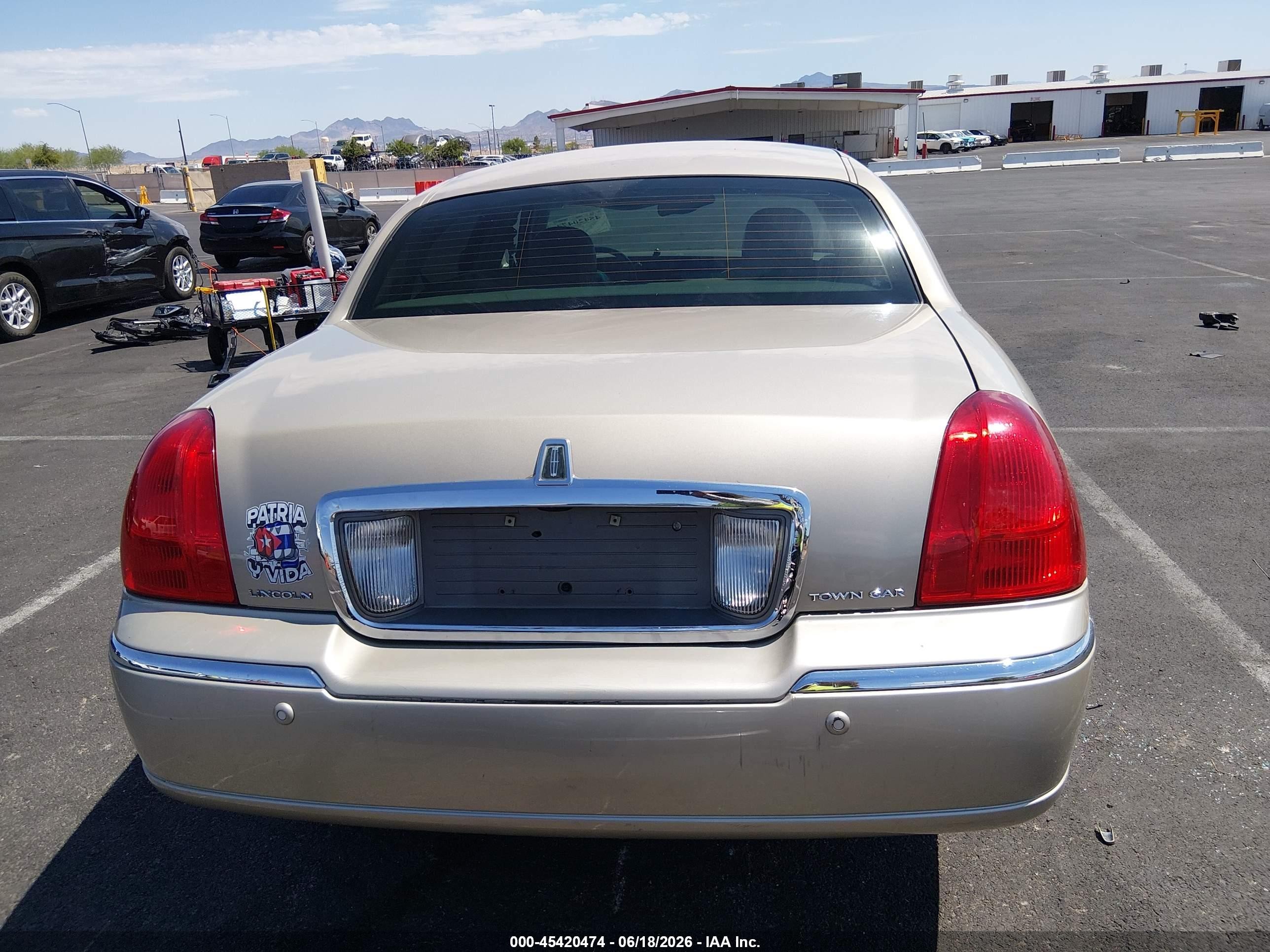 2004 Lincoln Town Car Signature Gold vin: 1LNHM81W54Y678061