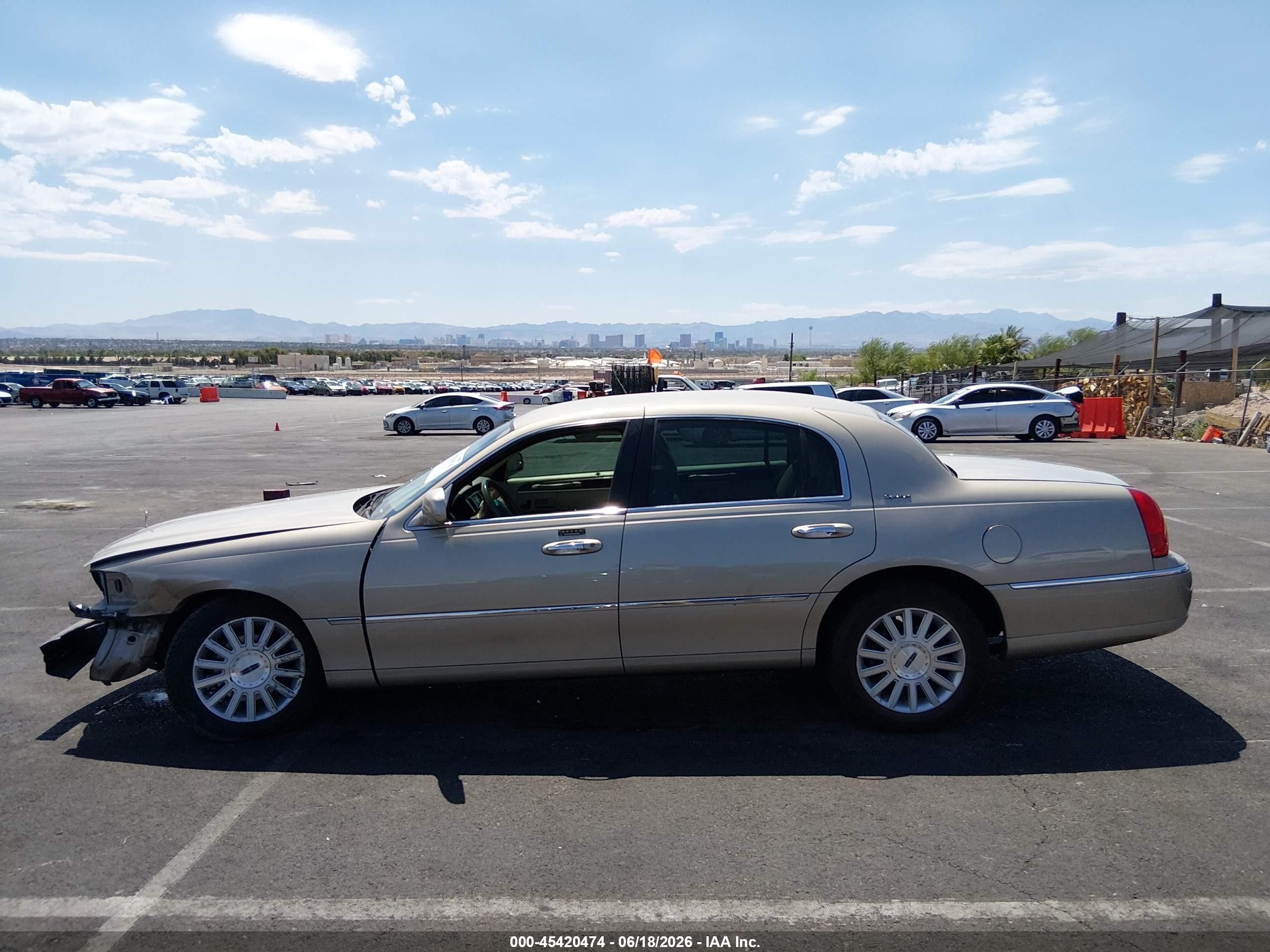 2004 Lincoln Town Car Signature Gold vin: 1LNHM81W54Y678061