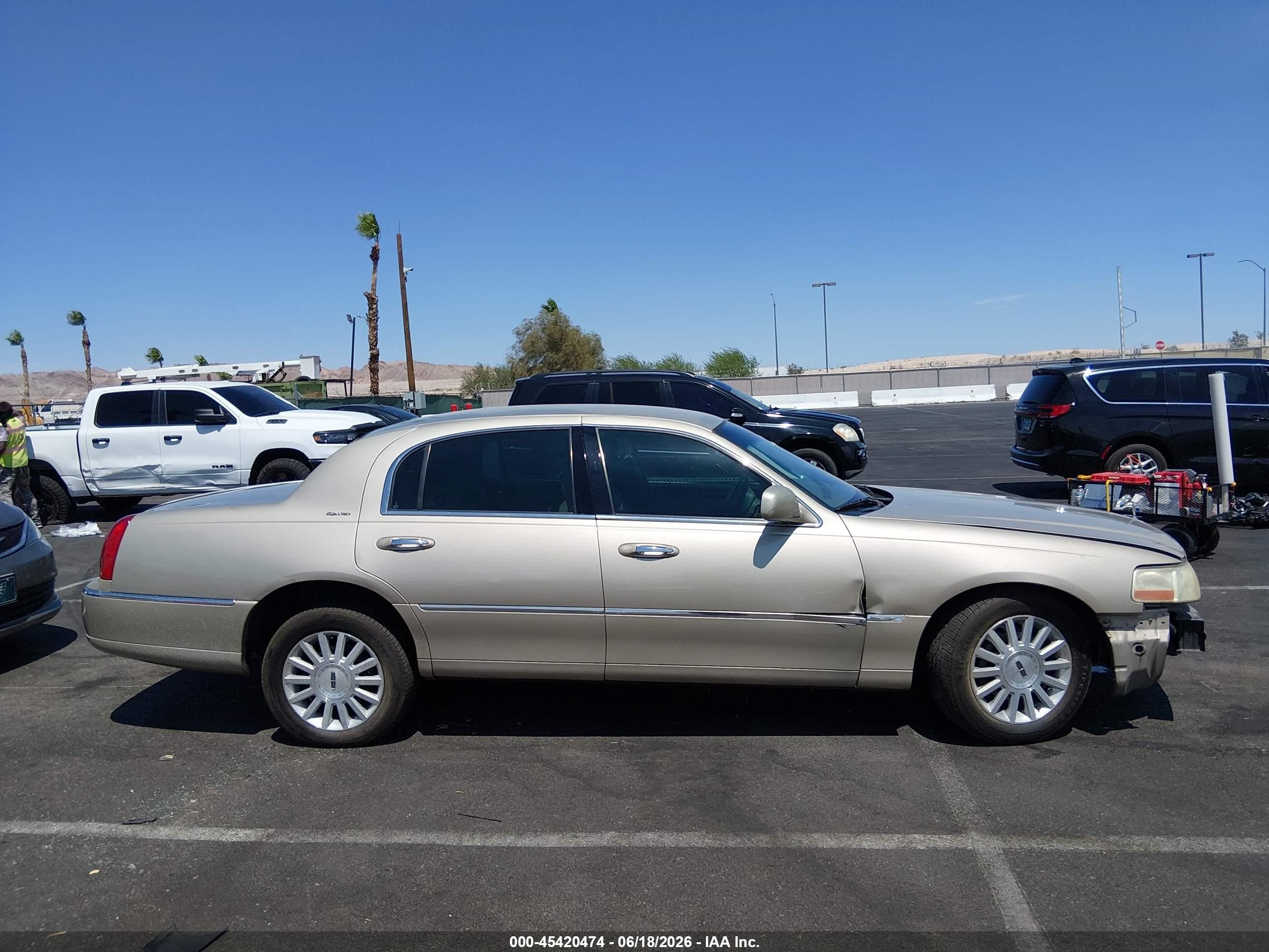 2004 Lincoln Town Car Signature Gold vin: 1LNHM81W54Y678061